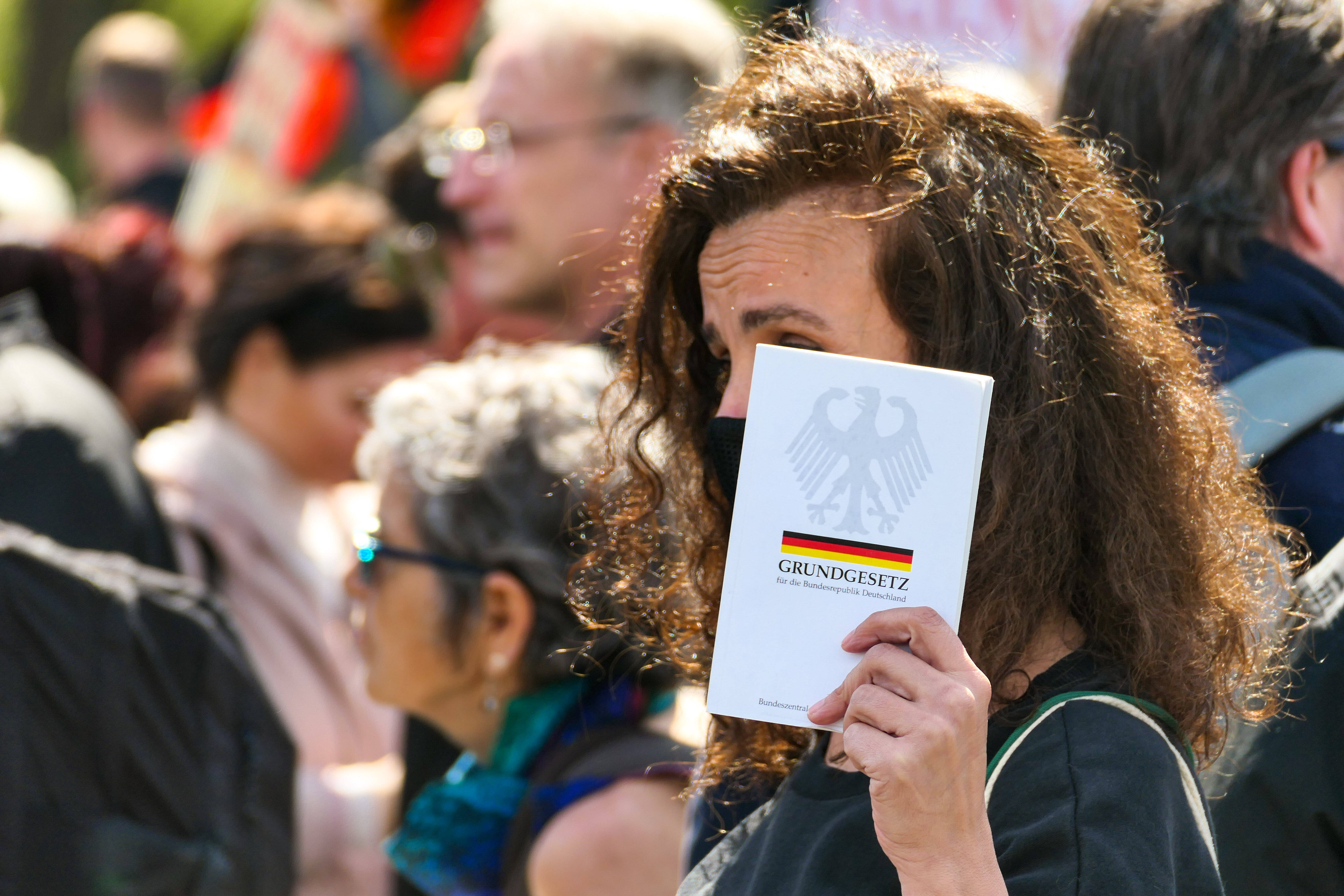 Es gibt ein grundgesetzlich geschütztes Recht auf Meinungsfreiheit, aber kein Recht auf Nazipropaganda.