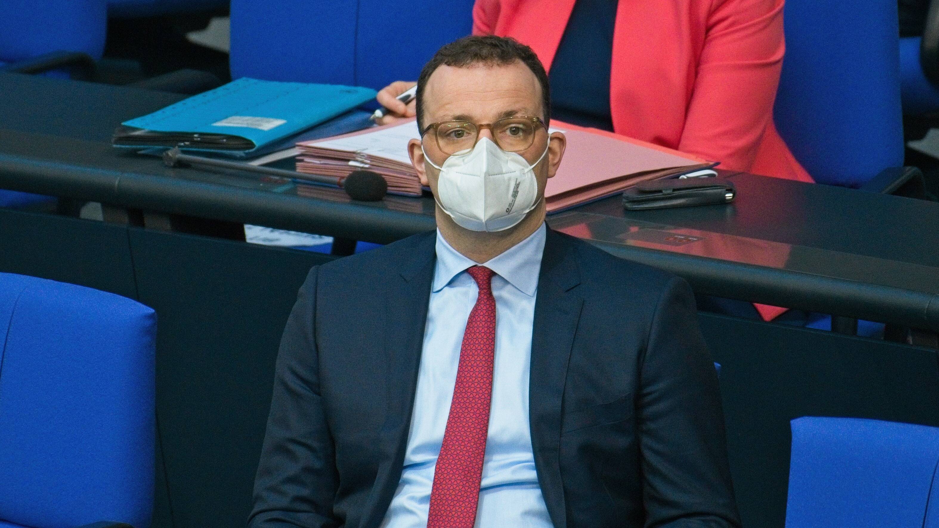 Gesundheitsminister Jens Spahn (CDU) wird massiv dafür kritisiert, dass er ungeprüfte Masken an vulnerable Gruppen abgeben will.