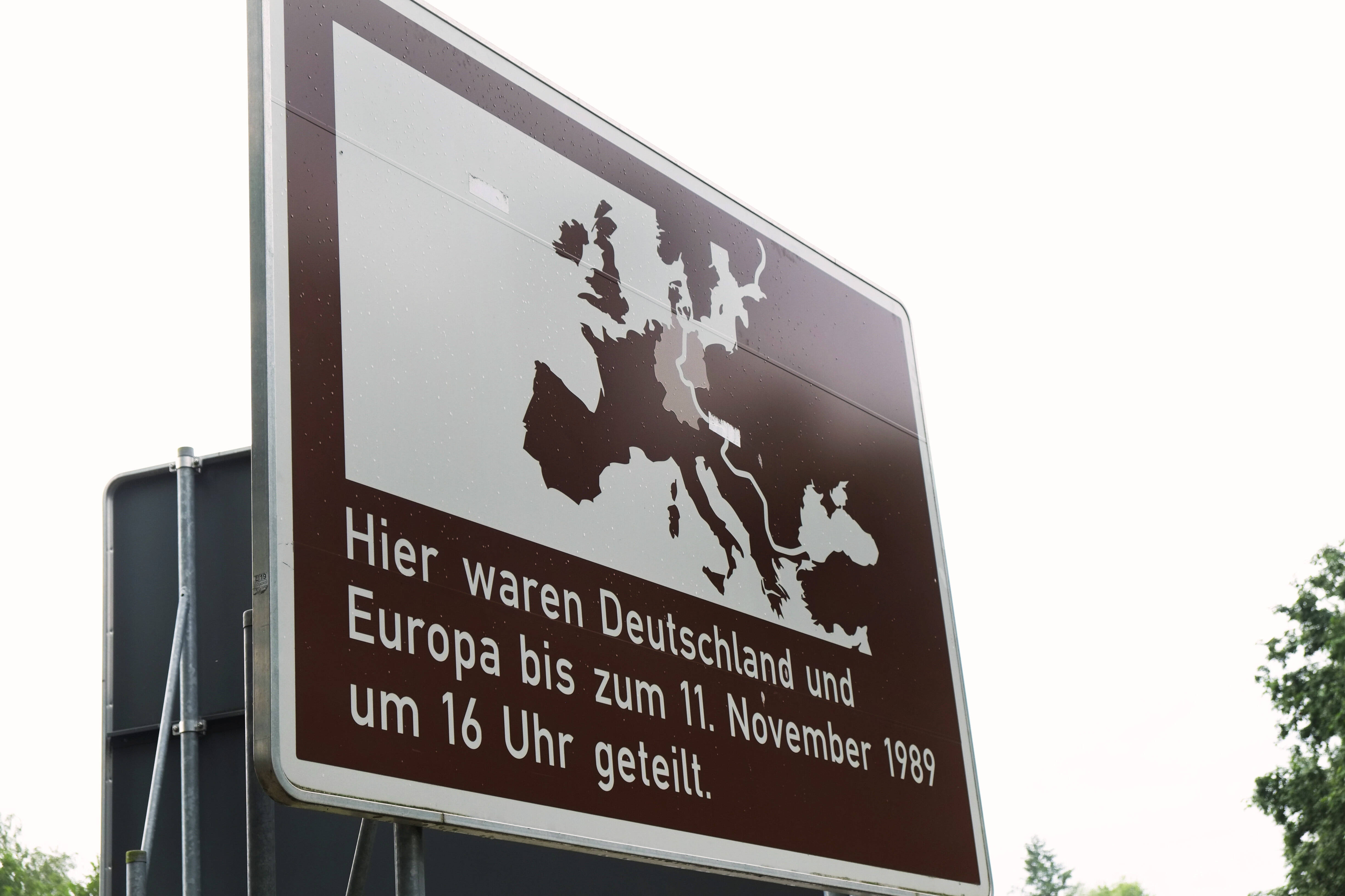 Ein Schild weist auf die Teilung Deutschlands und Mitteleuropas hin.