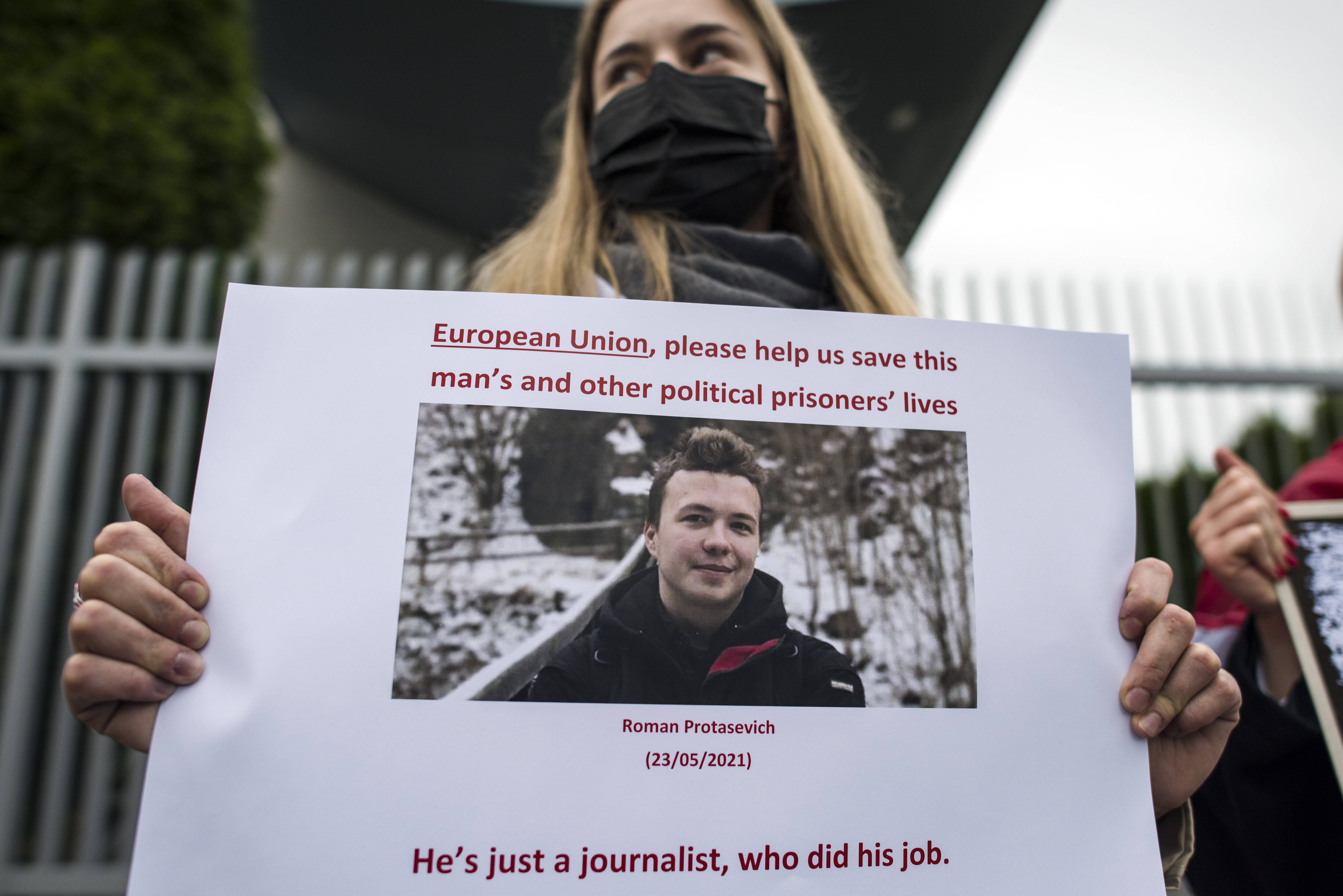 Eine Demonstrantin in Polen fordert die Freilassung von Roman Protasevich.