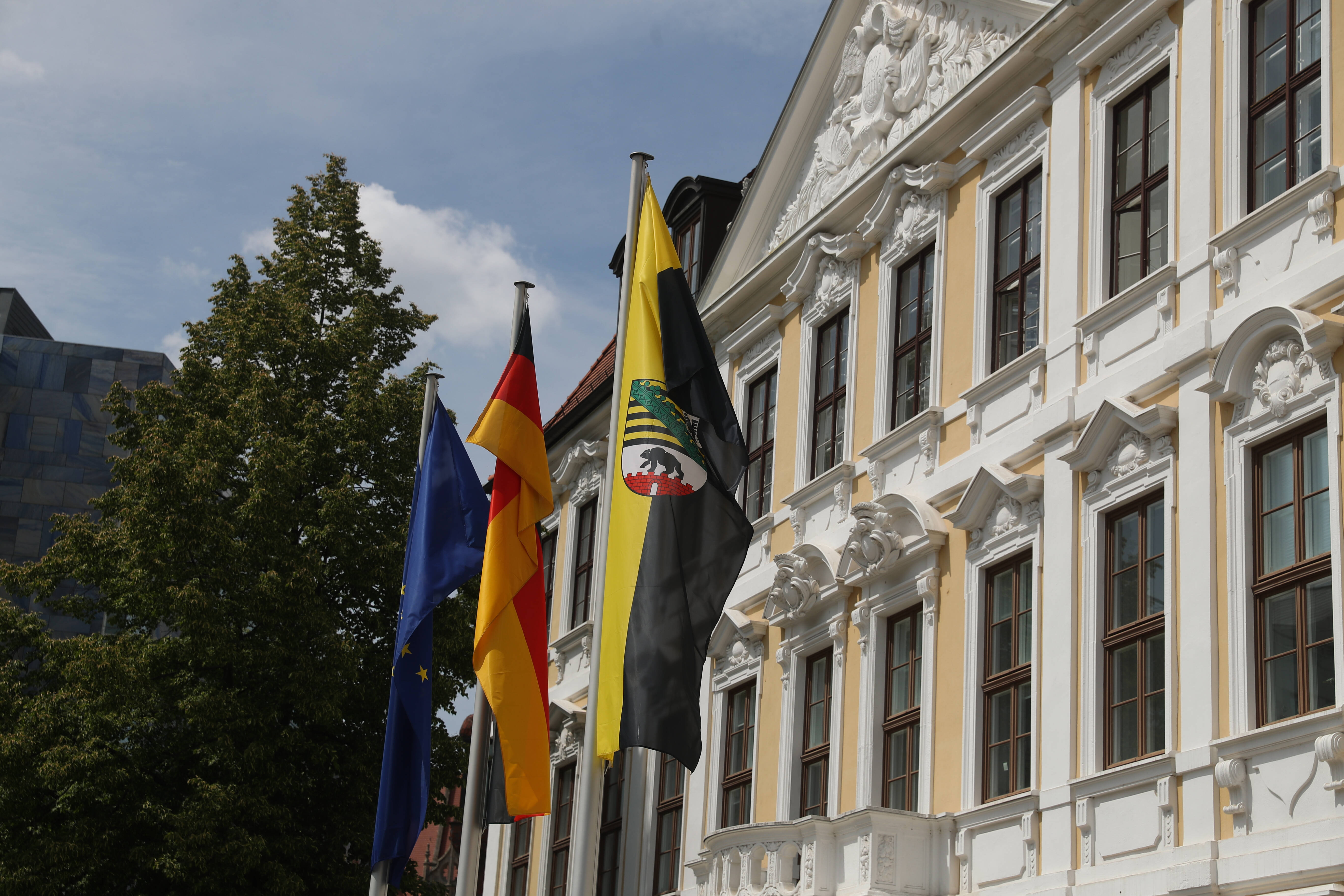 Schwarz-Rot-Gold vor dem Landtag in Magdeburg: Die Nationalfarben könnten künftig auch die Farben eines Regierungsbündnisses aus CDU, SPD und FDP werden, der ersten Deutschland-Koalition in einem Bundesland.