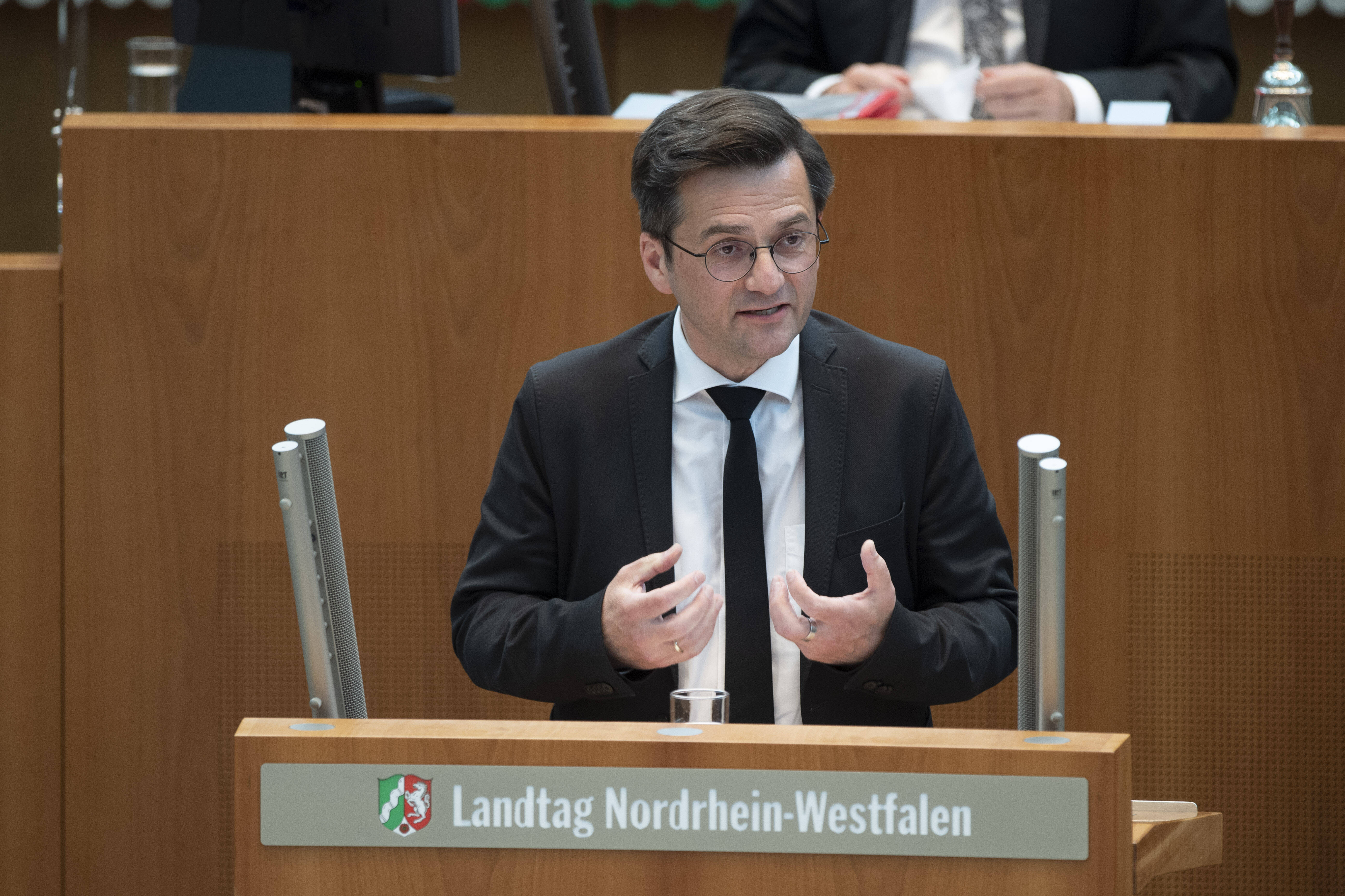 SPD-Landeschef Thomas Kutschaty fordert Investitionen in Milliardenhöhe für den Wiederaufbau in Nordrhein-Westfalen.