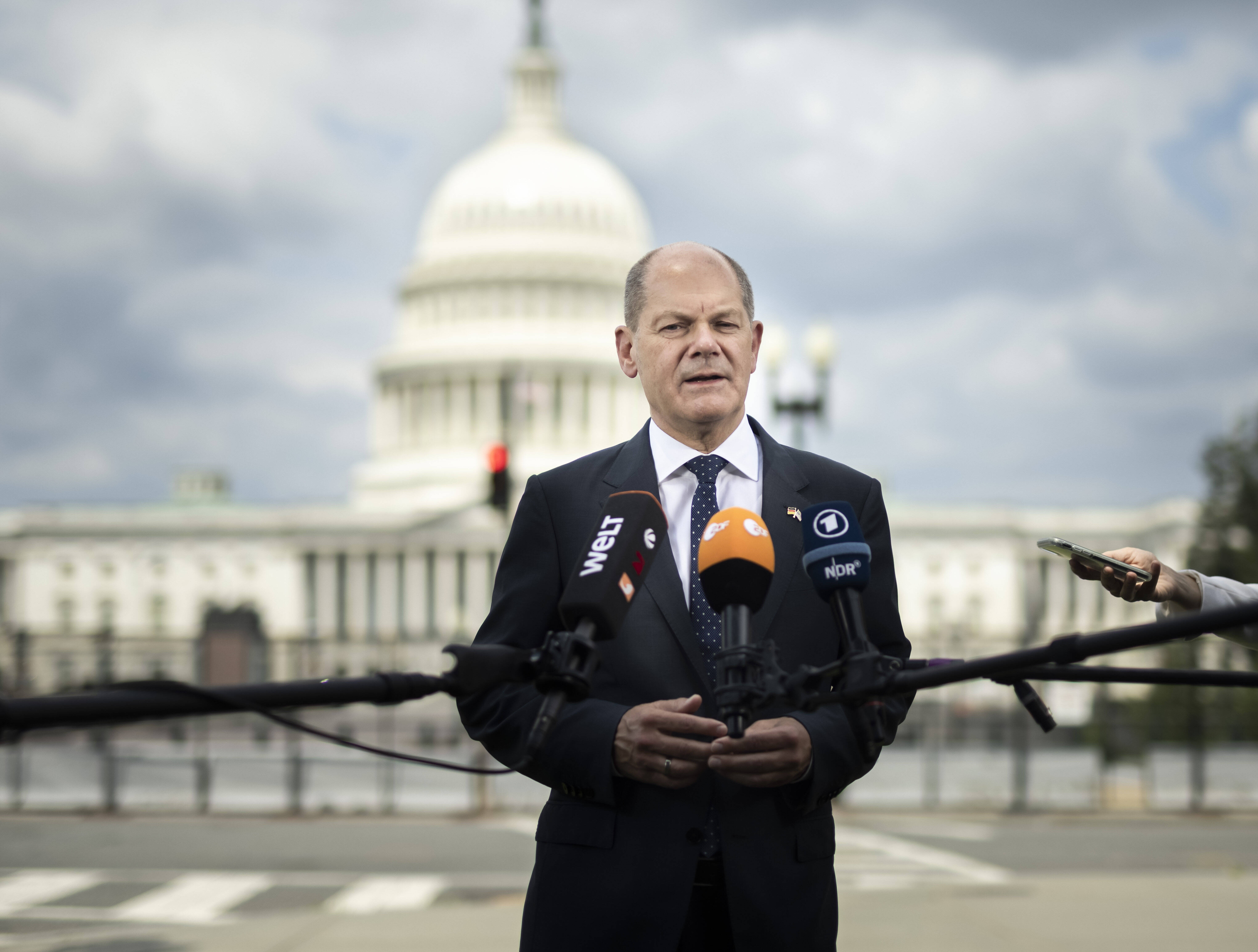 Olaf Scholz in Washington: Der Bundesfinanzminister und SPD-Kanzlerkandidat hat eine frohe Botschaft für die deutschen Steuerzahler*innen.