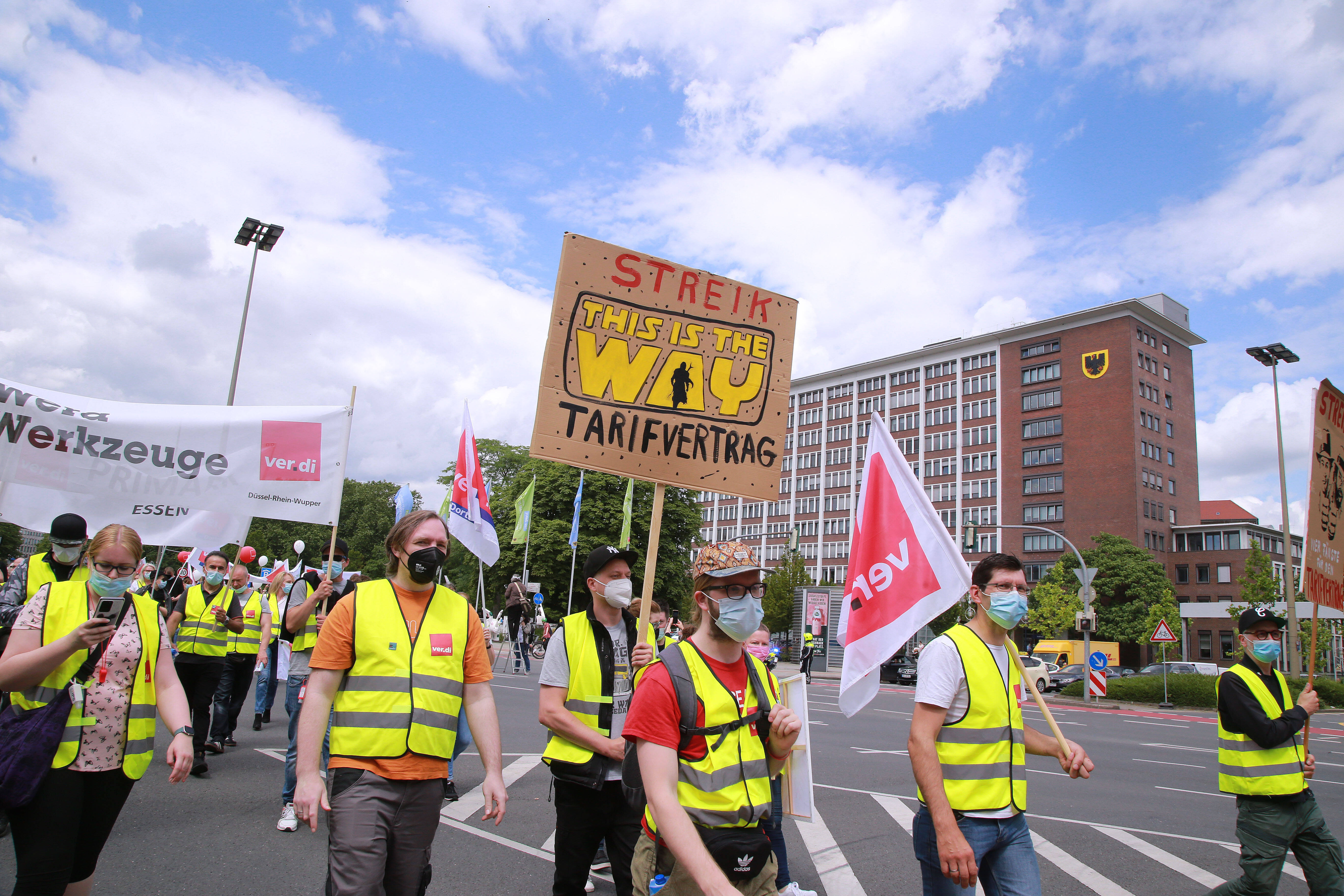 Verdi-Mitglieder demonstrieren im Juli in Dortmund für Tarifverträge im Einzelhandel.