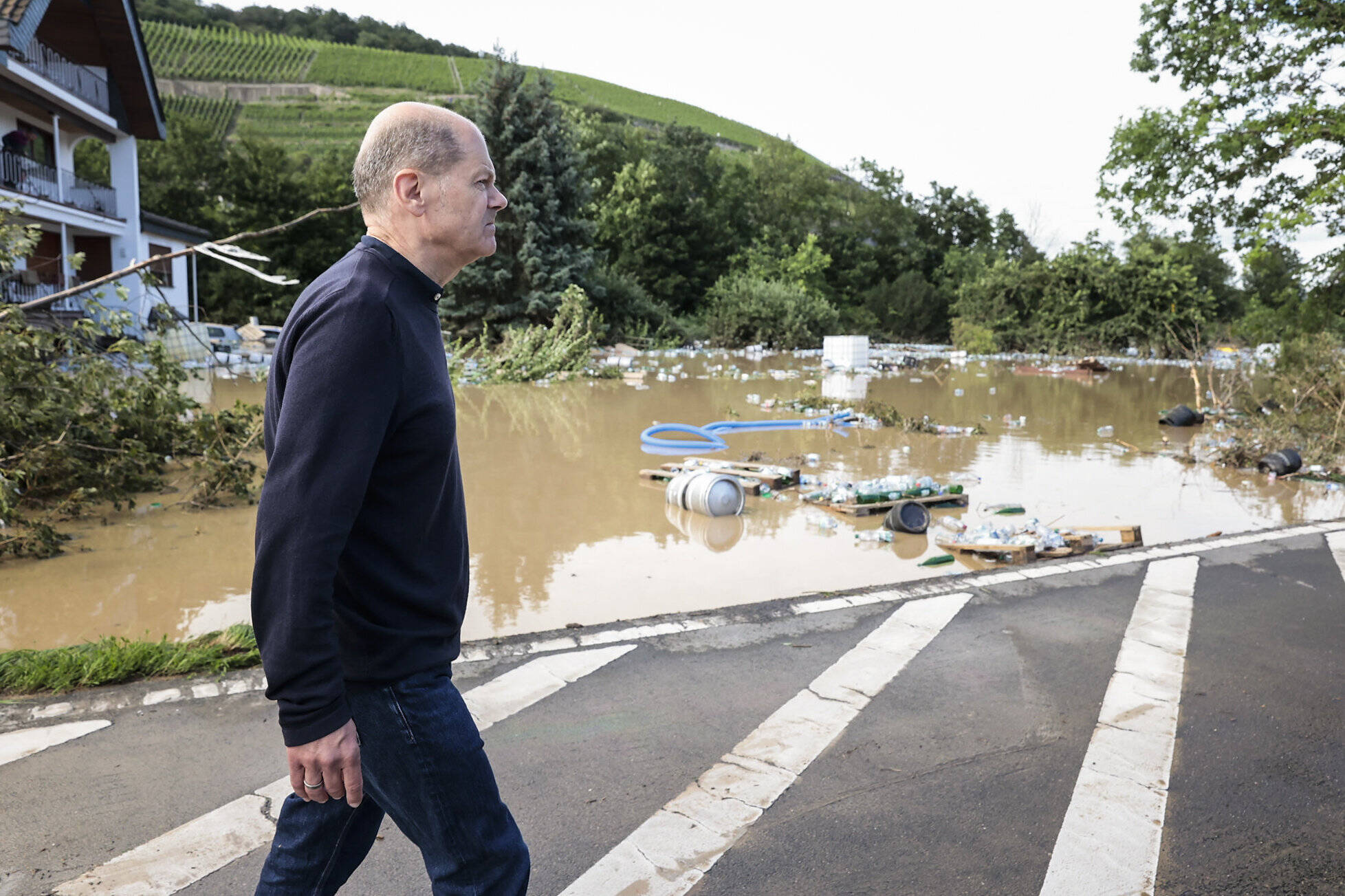 Bundesfinanzminister Olaf Scholz (hier beim Besuch im Hochwassergebiet in Bad Neuenahr-Ahrweiler am vergangenen Donnerstag): „Es braucht einen nationalen Kraftakt.“