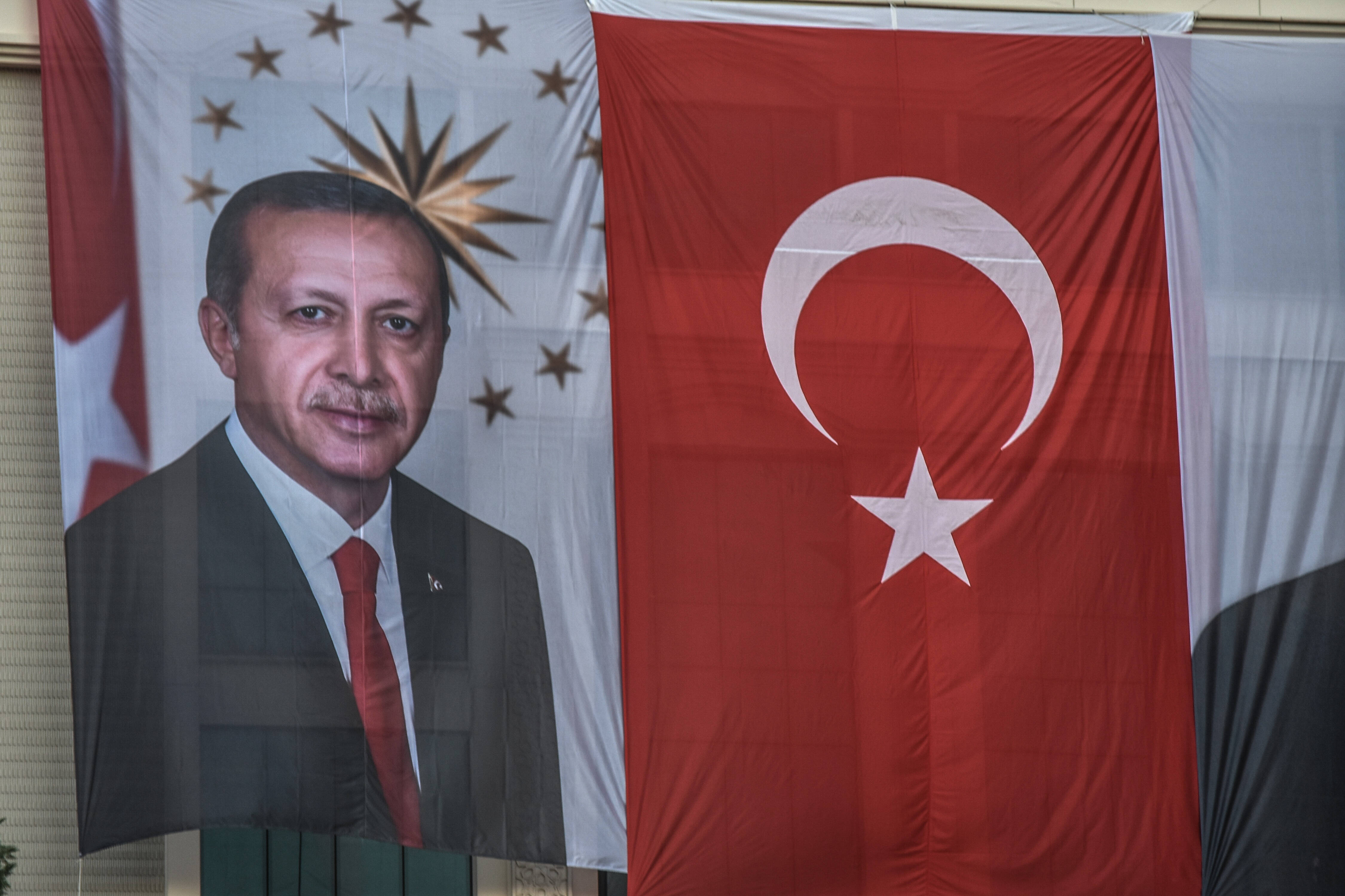 Der türkische Präsident Erdogan – hier auf einer Flagge in Ankara – sieht „in Glaubensfragen keine Probleme mit den Taliban“.