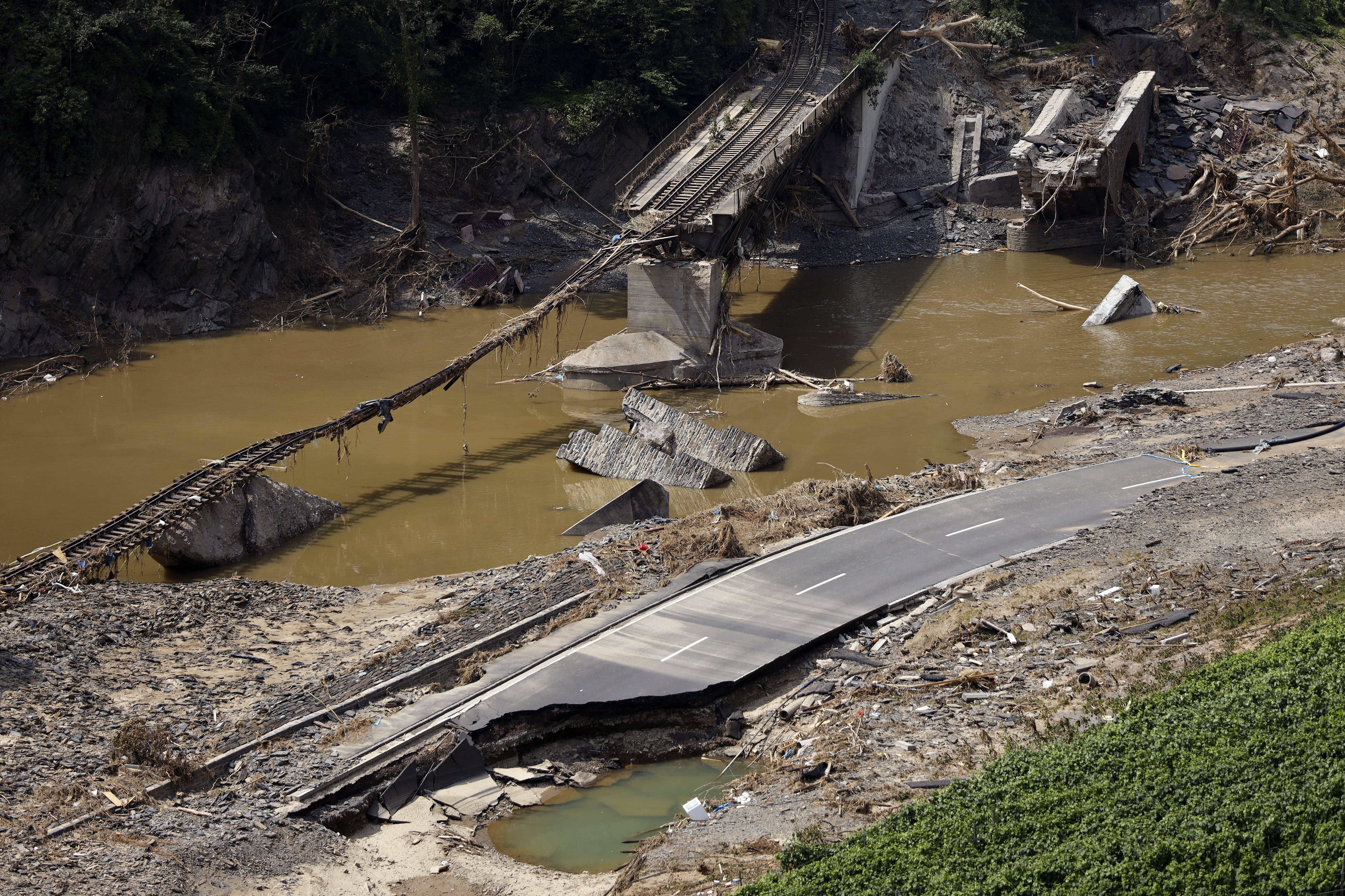 Durch Hochwasser zerstörte Brücke in der Eifel.