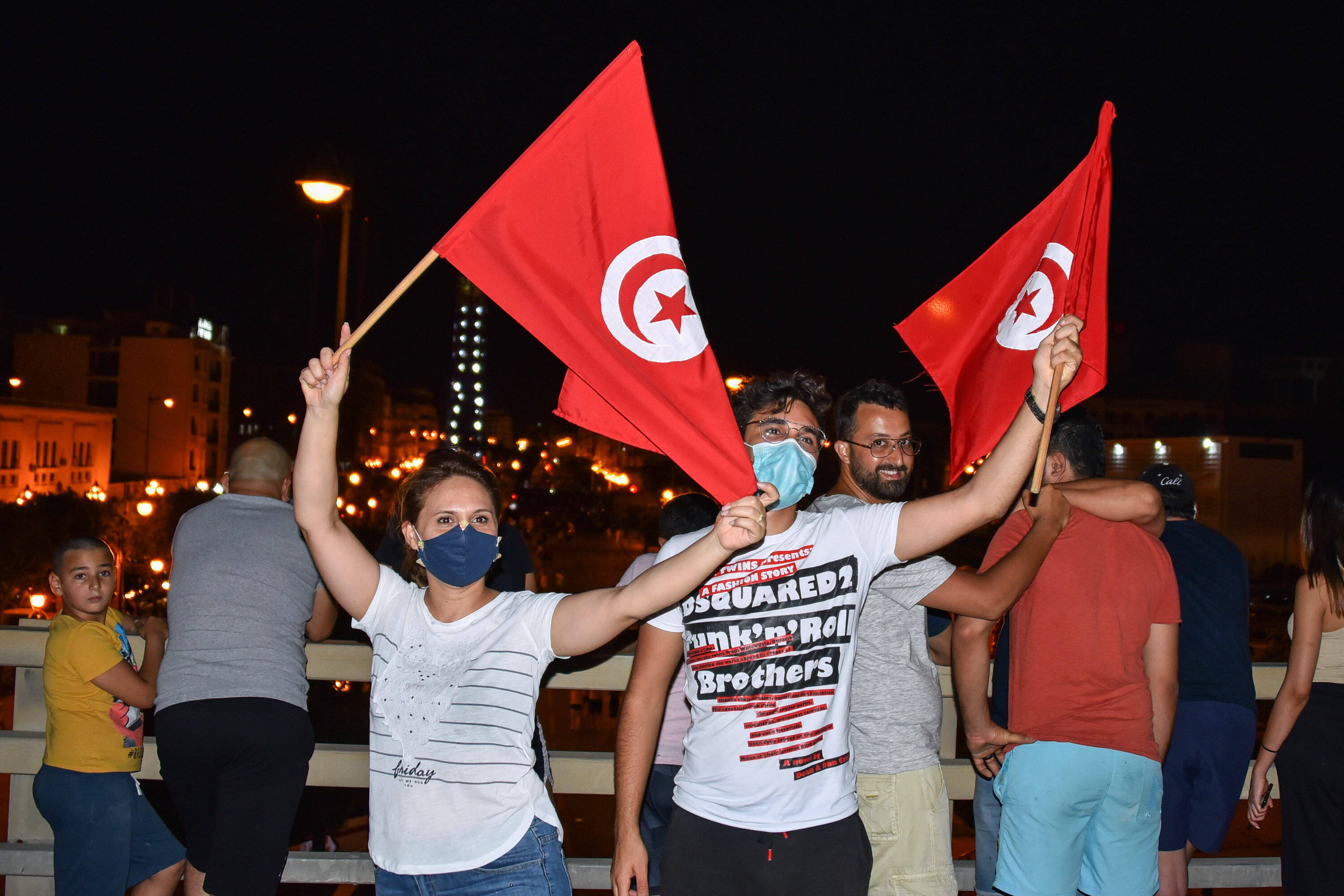 Jubelnde Menschen auf den Straßen von Tunis nach der Absetzung der Regierung.