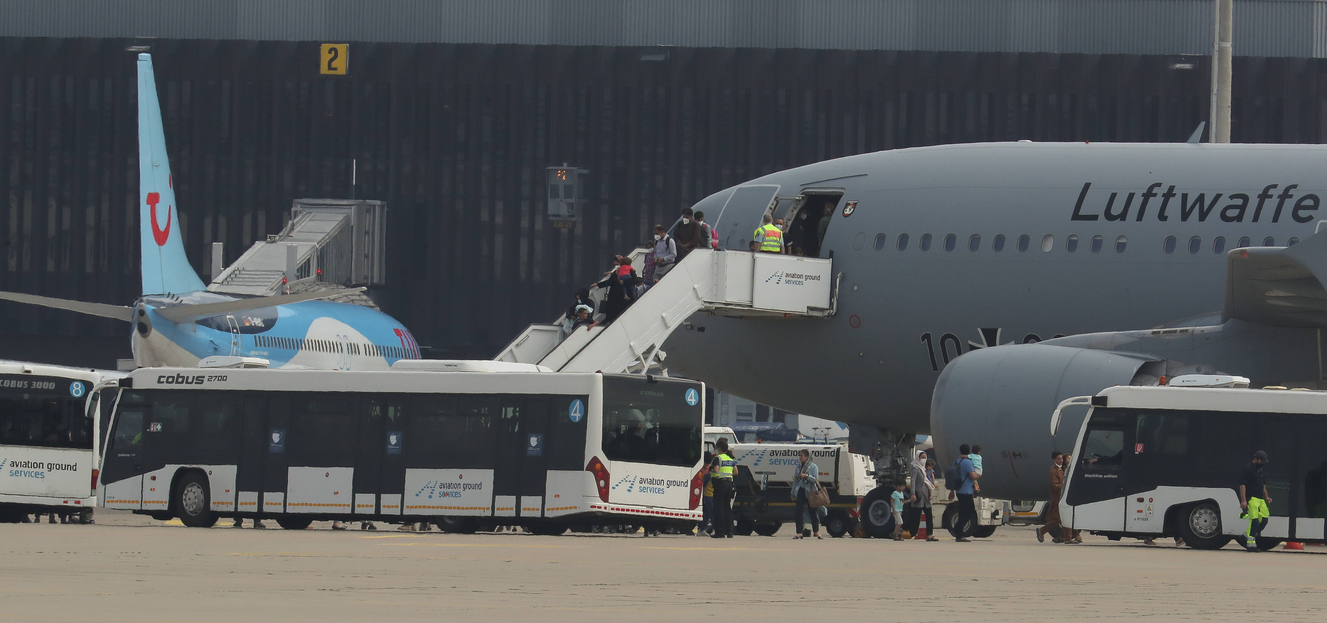 Evakuierung durch die Luftwaffe: Am Flughafen Hannover traf am 20. August 2021die erste Bundeswehr-Maschine mit geflüchteten Menschen aus Afghanistan ein.