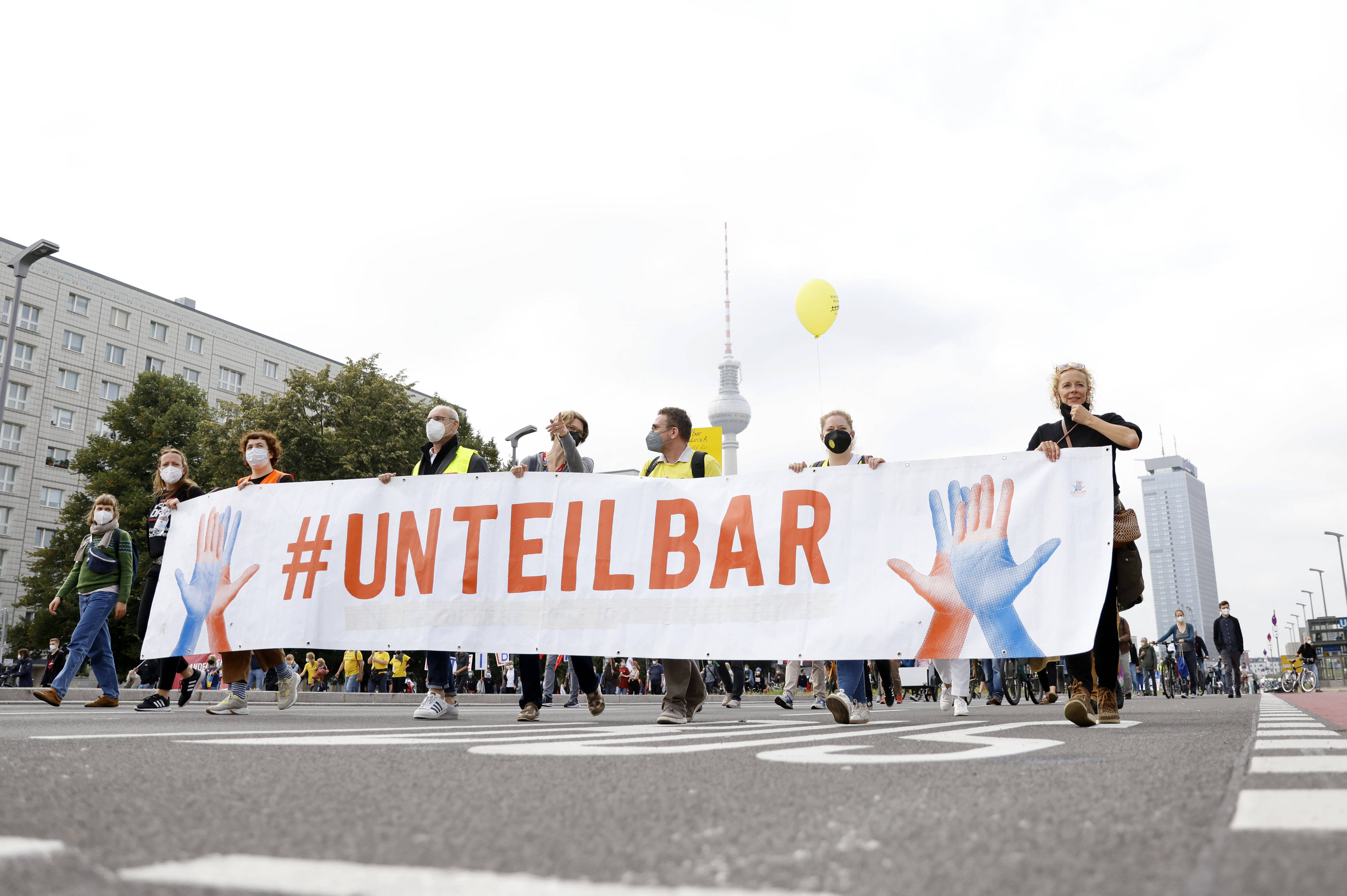 #Unteilbar: Mehrere tausend Demonstrant*innen zogen am Samstag durch Berlin.