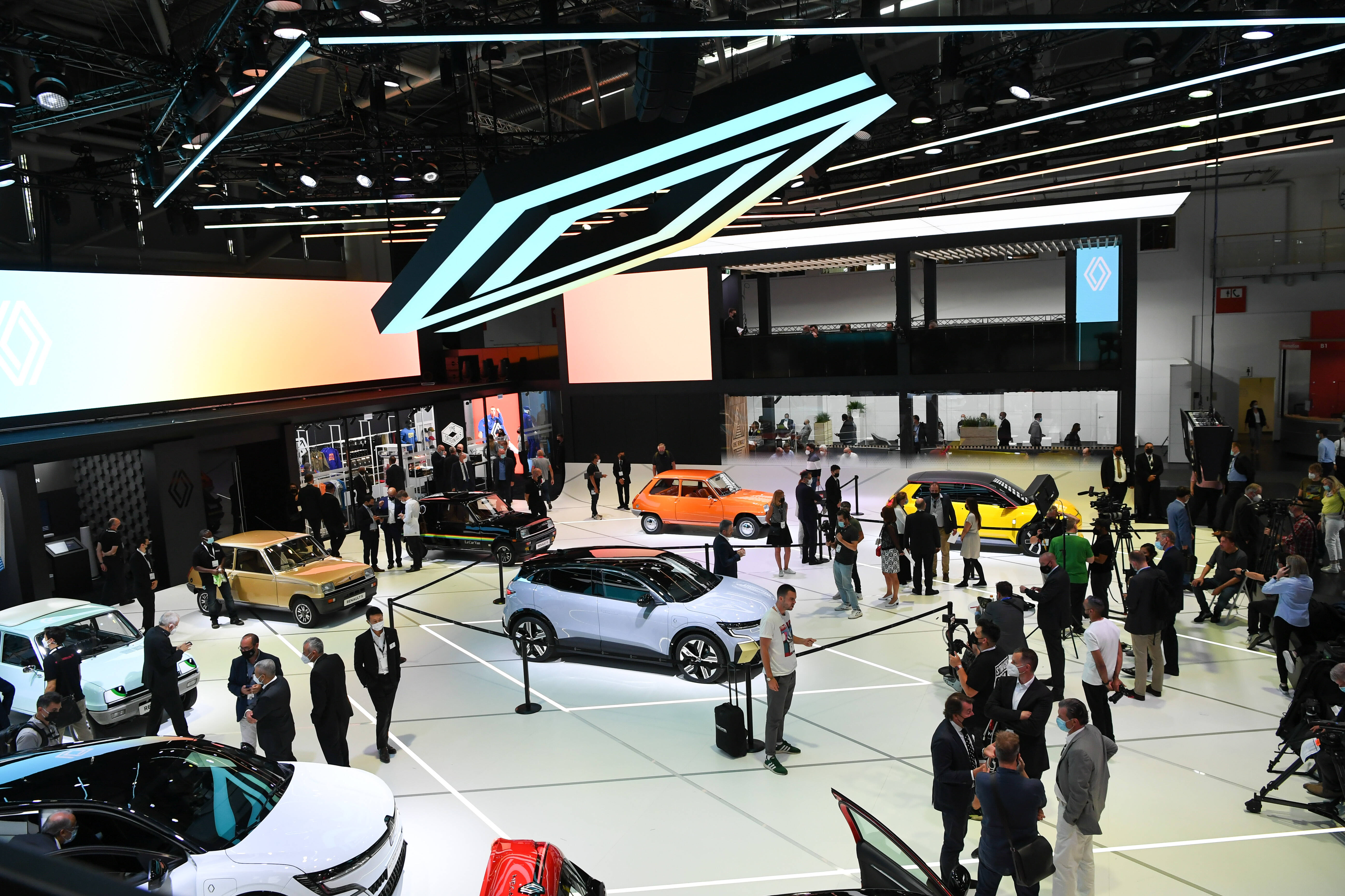 Internationale Automobilausstellung in München: Die Autohersteller brauchen Unterstützung für den Wandel zur E-Mobilität, ist SPD-Chef Norbert Walter-Borjans überzeugt.