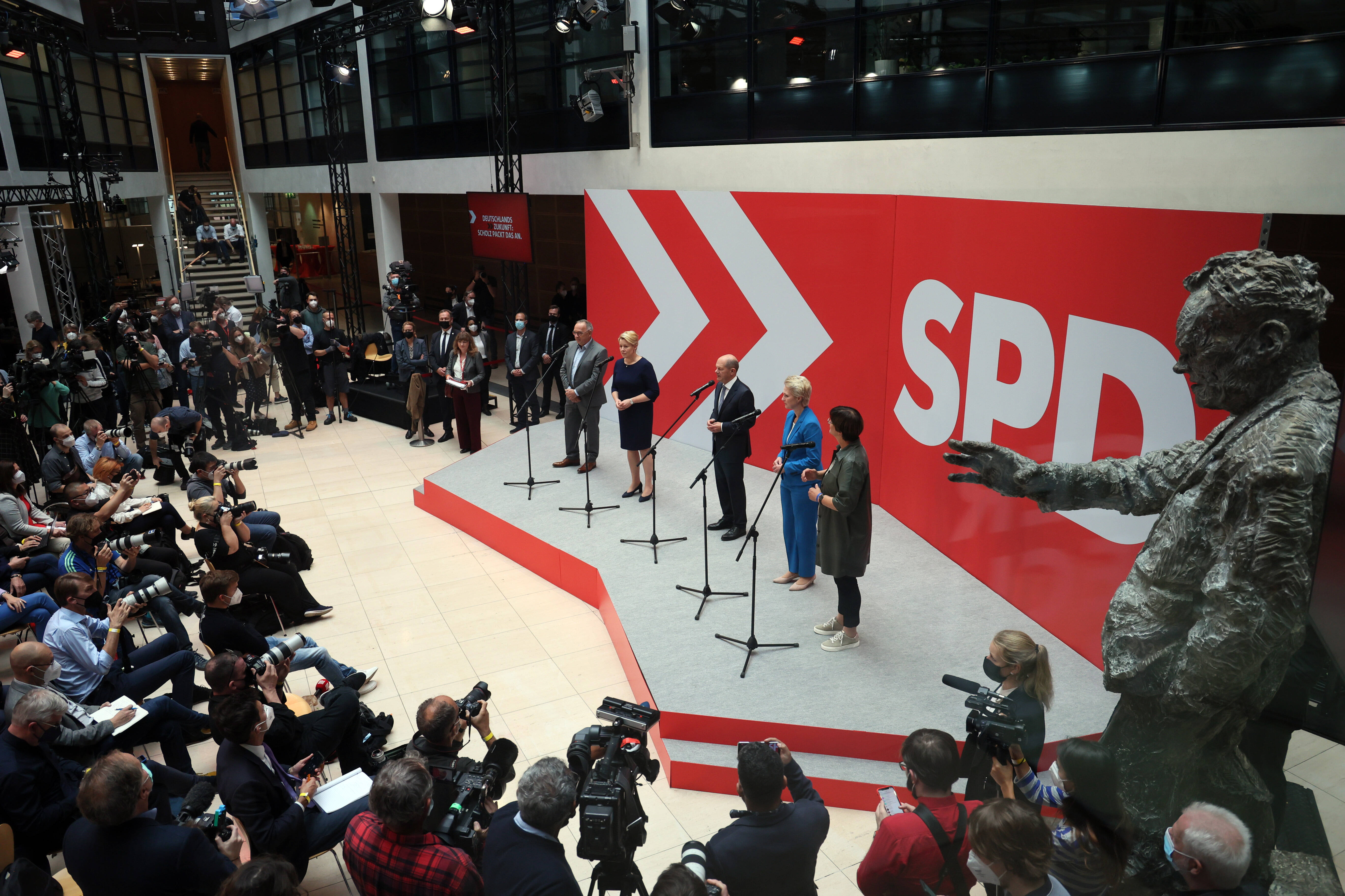 Gründe für den SPD-Wahlsieg: Am Tag nach der Wahl werden die SPD-Sieger*innen auch dazu im Willy-Brandt-Haus befragt.