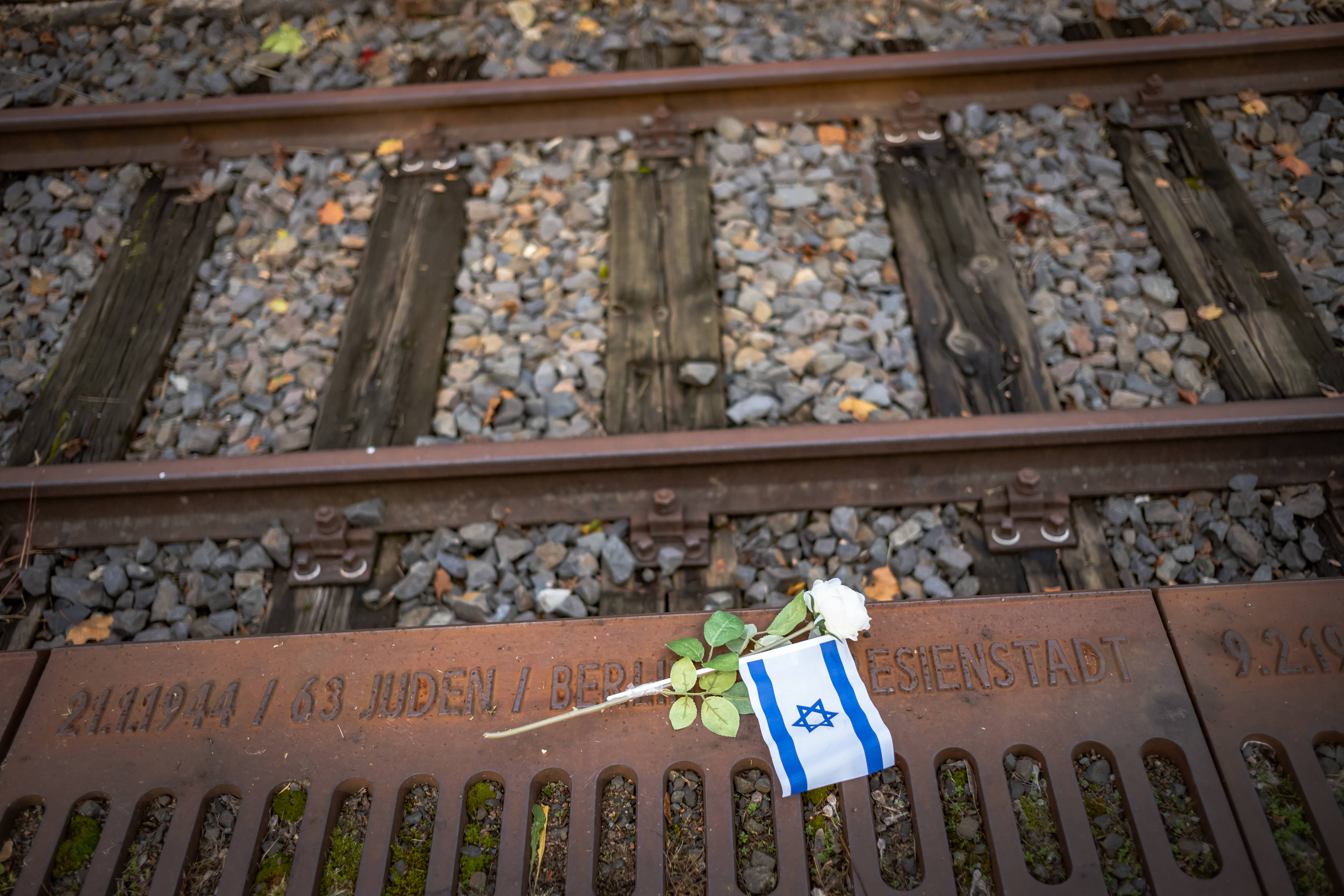 Der Antisemitismus in Deutschland wächst – trotz regelmäßiger Erinnerung an den Holocaust in der NS-Zeit, wie hier in Berlin-Grunewald am Gedenkort für deportierte und ermordete Berliner Juden am Gleis 17.