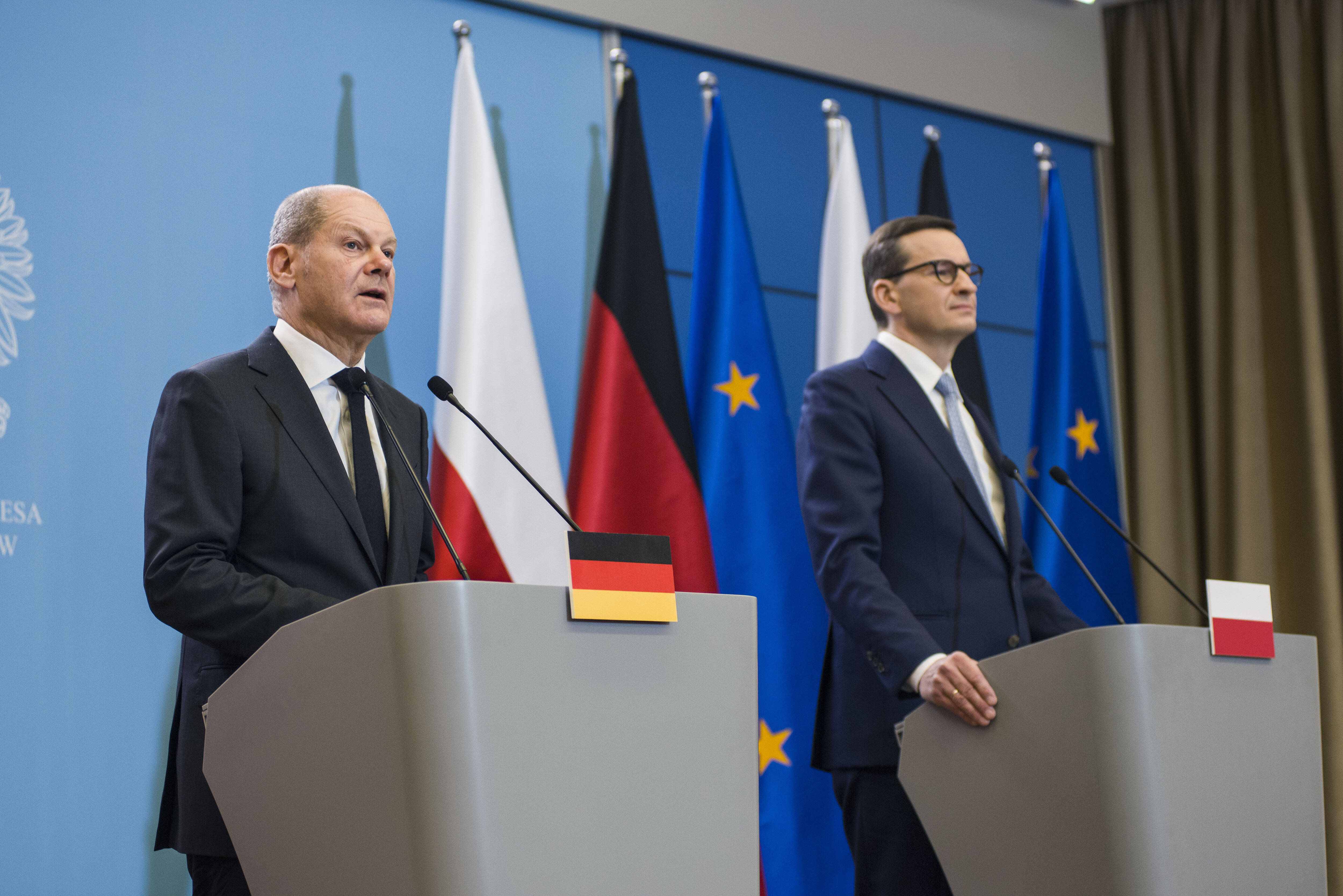 Komplizierte deutsch-polnische Beziehungen: Bundeskanzler Olaf Scholz (l.) bei seinem Antrittsbesuch in Polen am 12.12.2021 mit dem polnischen Ministerpräsidenten Mateusz Morawiecki.