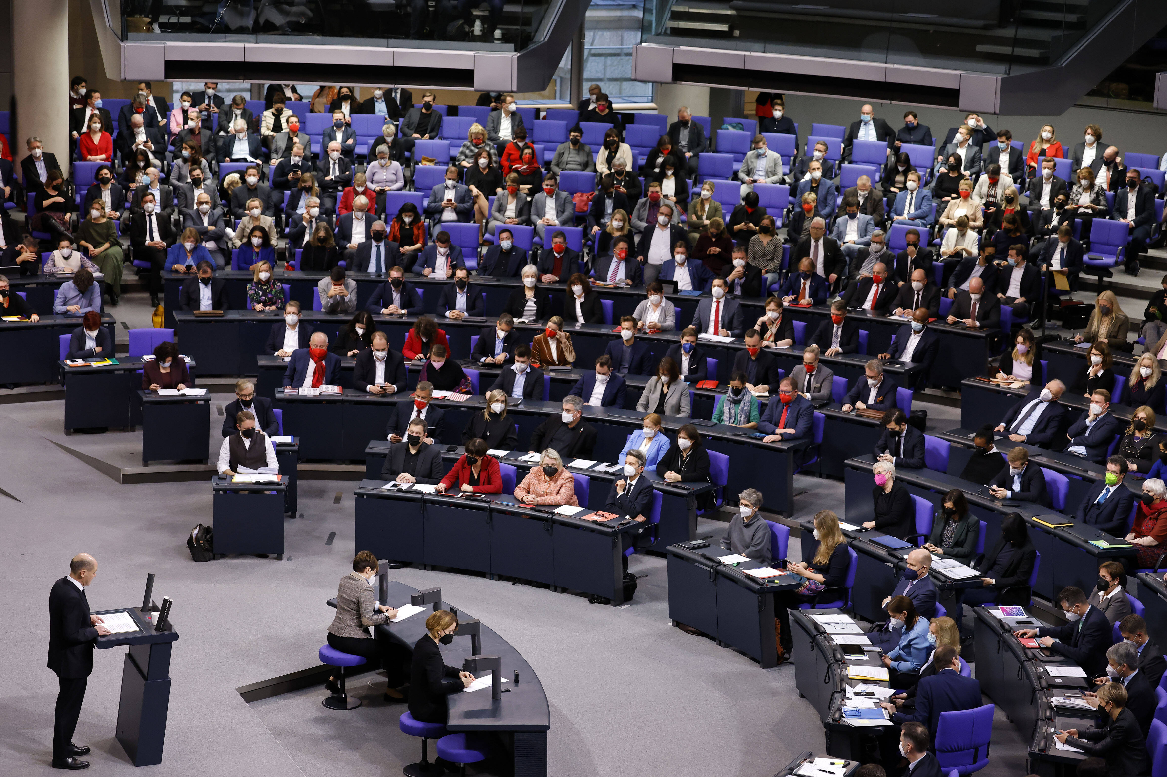 Volles Haus: 736 Mitglieder hat der Bundestag zur Zeit. Nur selten sind sie so zahlreich im Plenum wie hier am 15.12.2021 bei der ersten Regierungserklärung von Bundeskanzler Olaf Scholz.