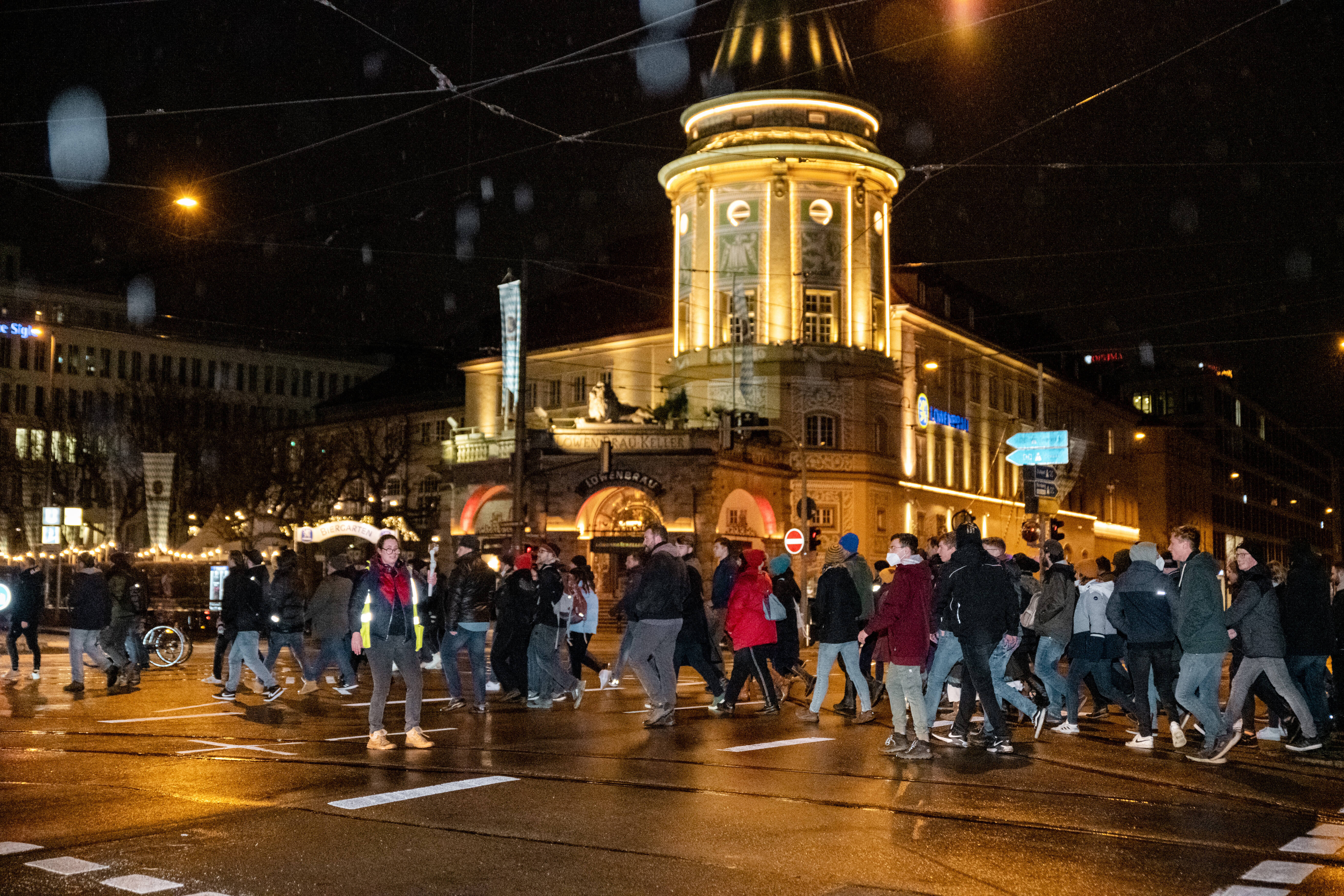 Keine Abstände, keine Masken: „Spaziergänge“ wie dieser in München Ende Dezember werden in immer mehr Städten verboten.