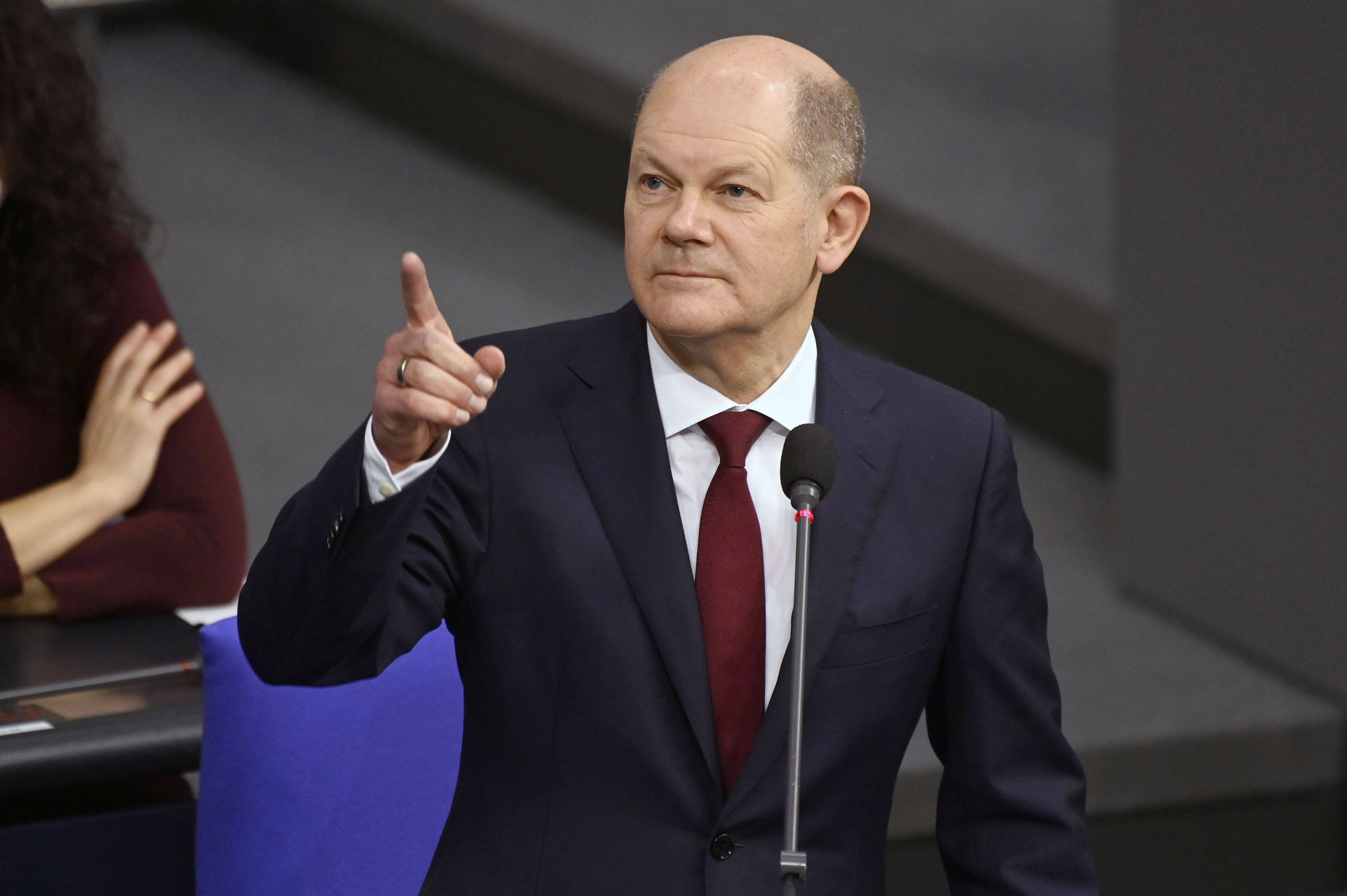 Bundeskanzler Olaf Scholz spricht Klartext: Bei der Regierungsbefragung am 12. Januar 2022 im Bundestag spricht er sich für eine Impfpflicht in Deutschland für alle Volljährigen aus.