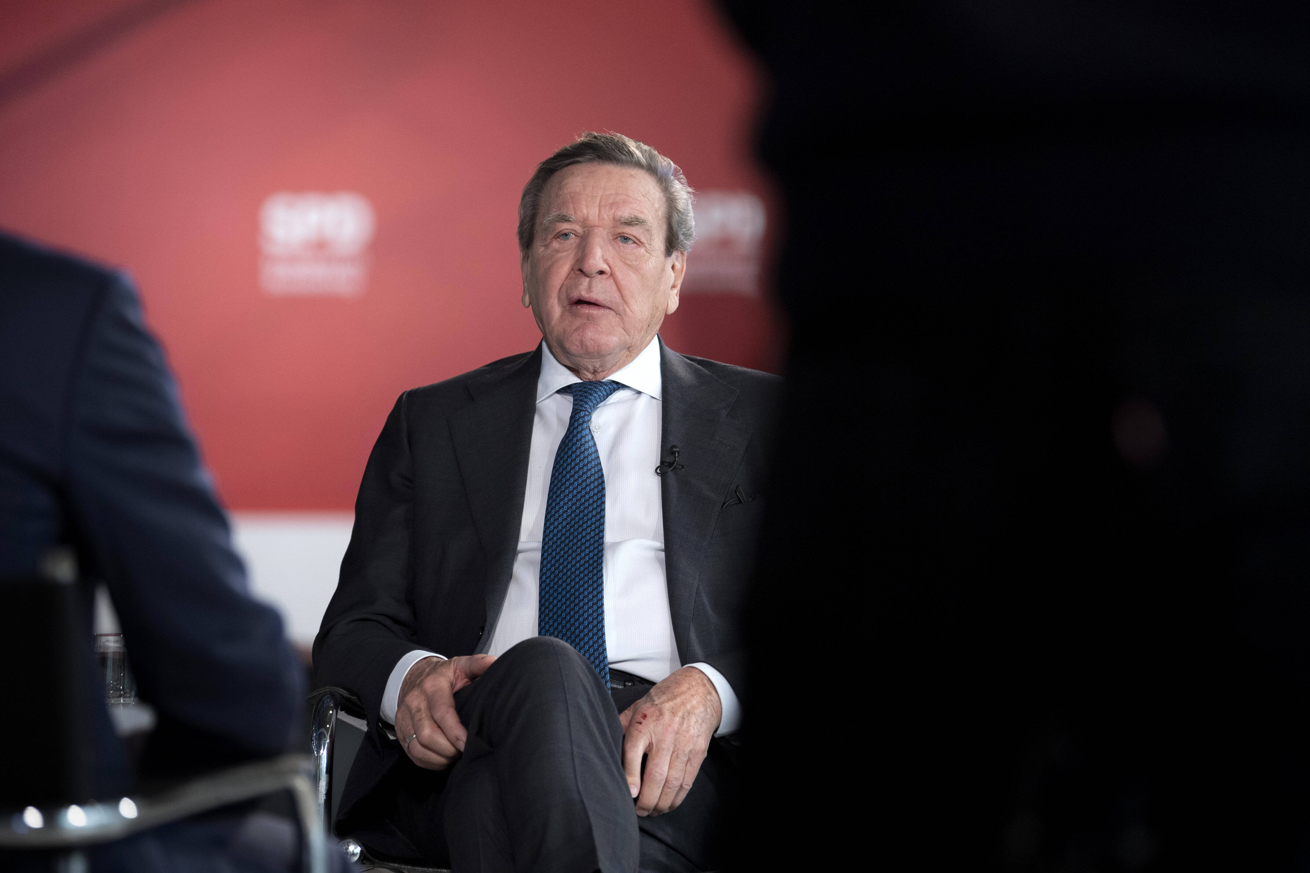 Darf er bleiben oder muss er gehen? Das Parteiordnungsverfahren gegen Gerhard Schröder geht in die nächste Runde.