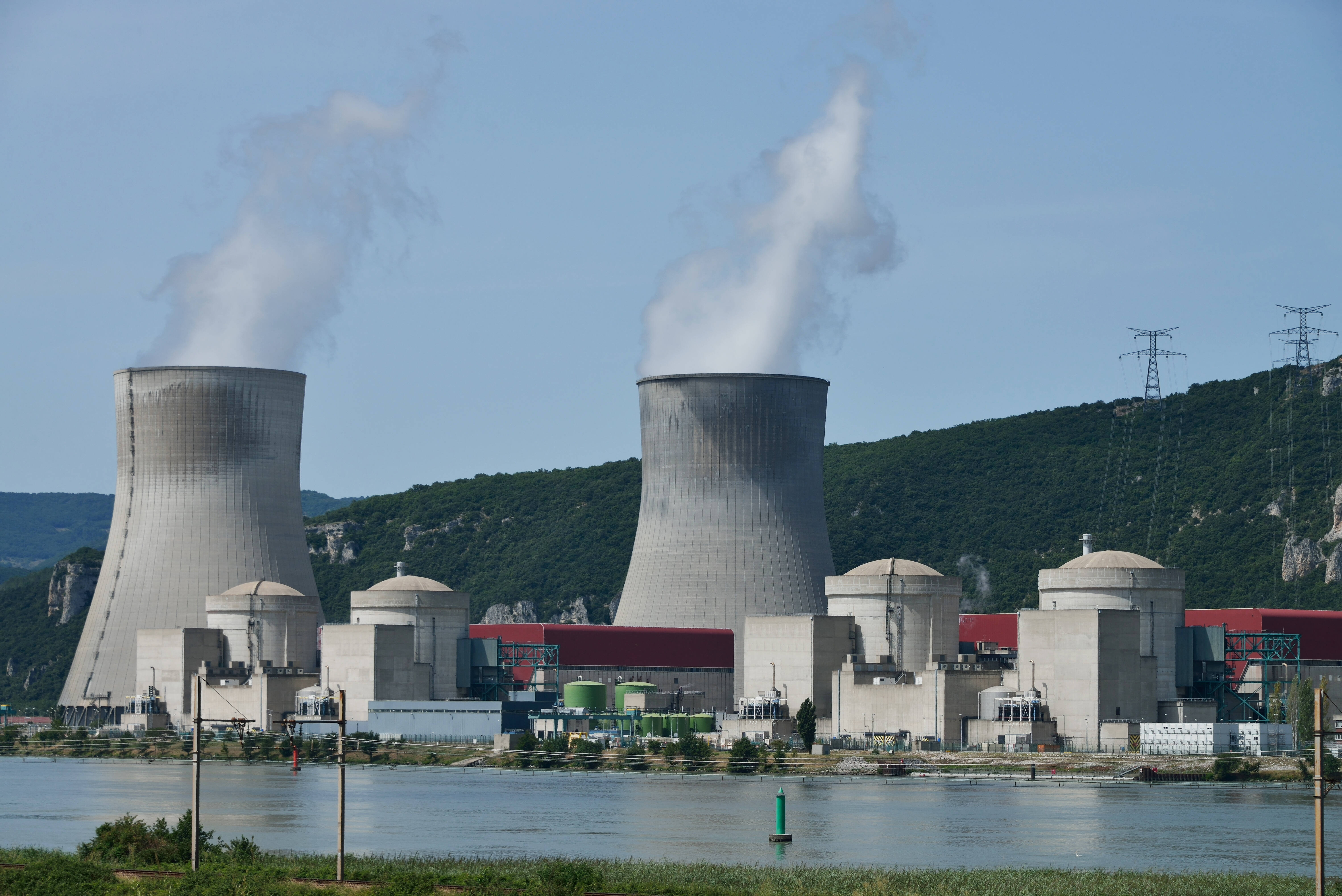 Kühltürme eines französischen Atomkraftwerkes: Frankreich setzt auf den Ausbau seiner Kernenergie, Deutschland auf den Ausbau Erneuerbarer Energien.