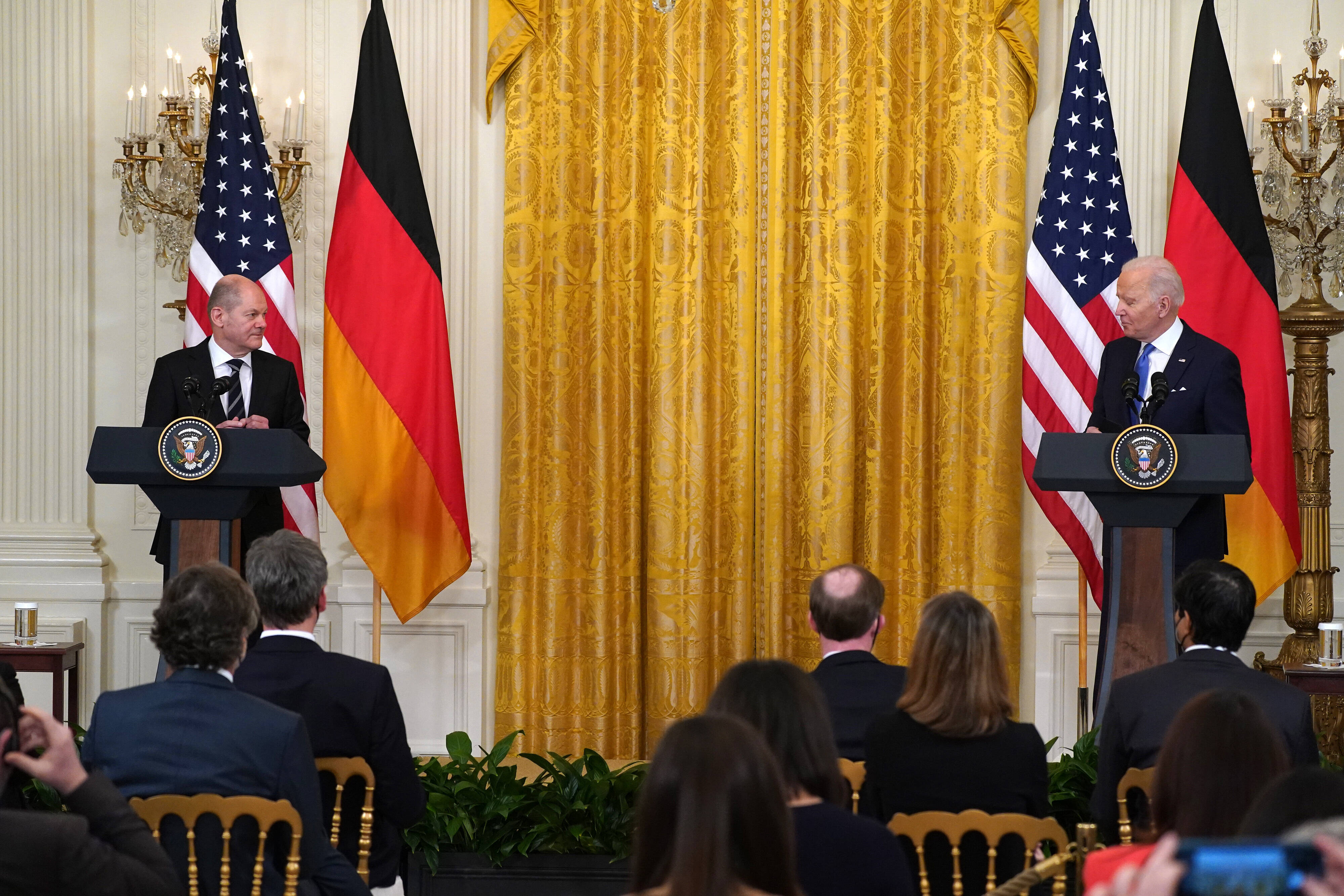 Vertrauen gestärkt: Bundeskanzler Olaf Scholz (l.) am 7. Februar 2022 bei US-Präsident Joe Biden. Zu diesem Zeitpunkt gab es in den USA noch Zweifel an der deutschen Haltung, die mit Scholz` Wende nach Putins Krieg gegen die Ukraine verschwunden sind.