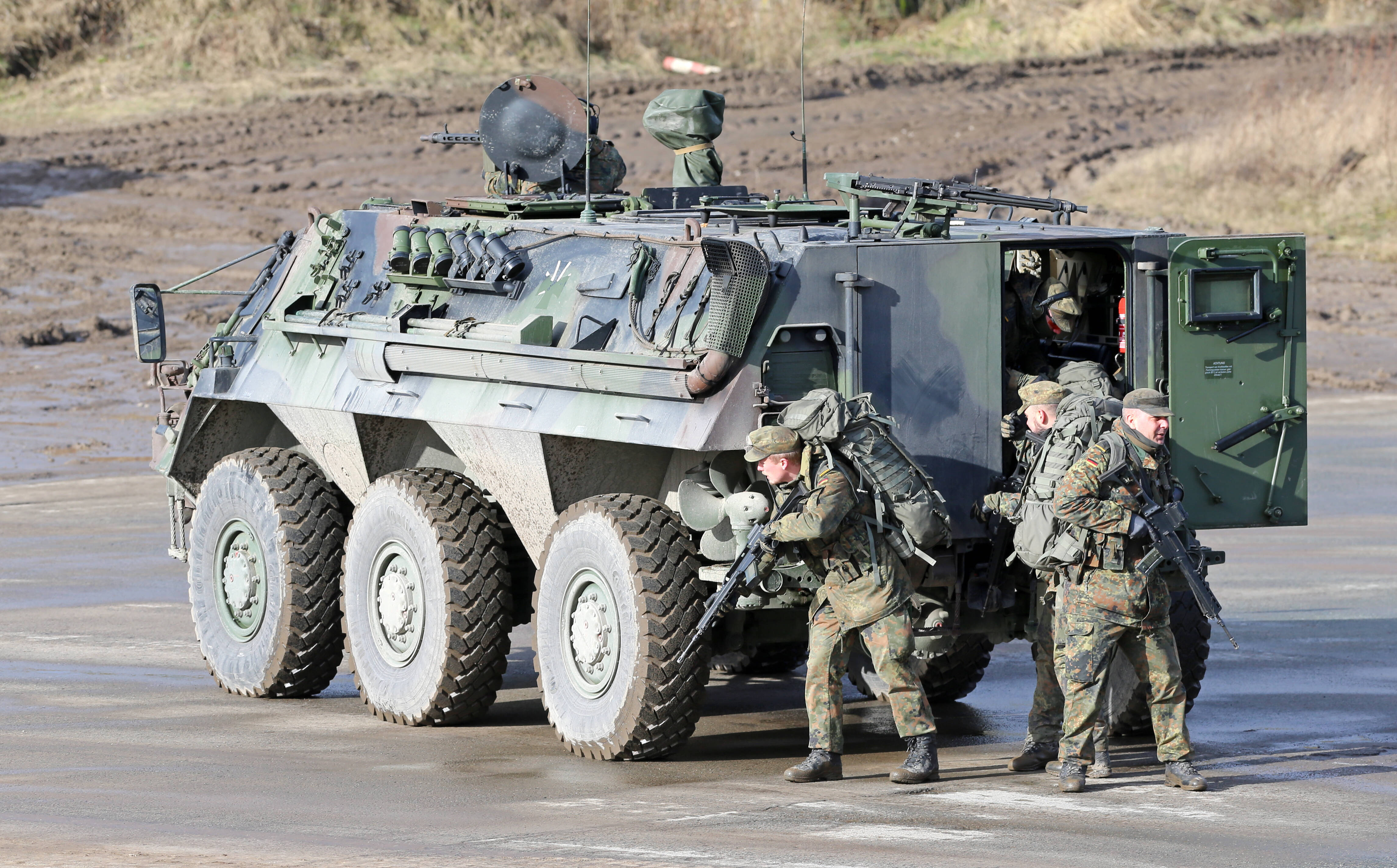 Die Landes- und Bündnisverteidigung steht künftig wieder eindeutig im Mittelpunkt der Bundeswehr: Hier Soldaten mit dem Transportpanzer Fuchs auf dem Truppenübungsplatz Munster am 07.02.2022 beim Besuch von Bundesverteidigungsministerin Christine Lambrecht.