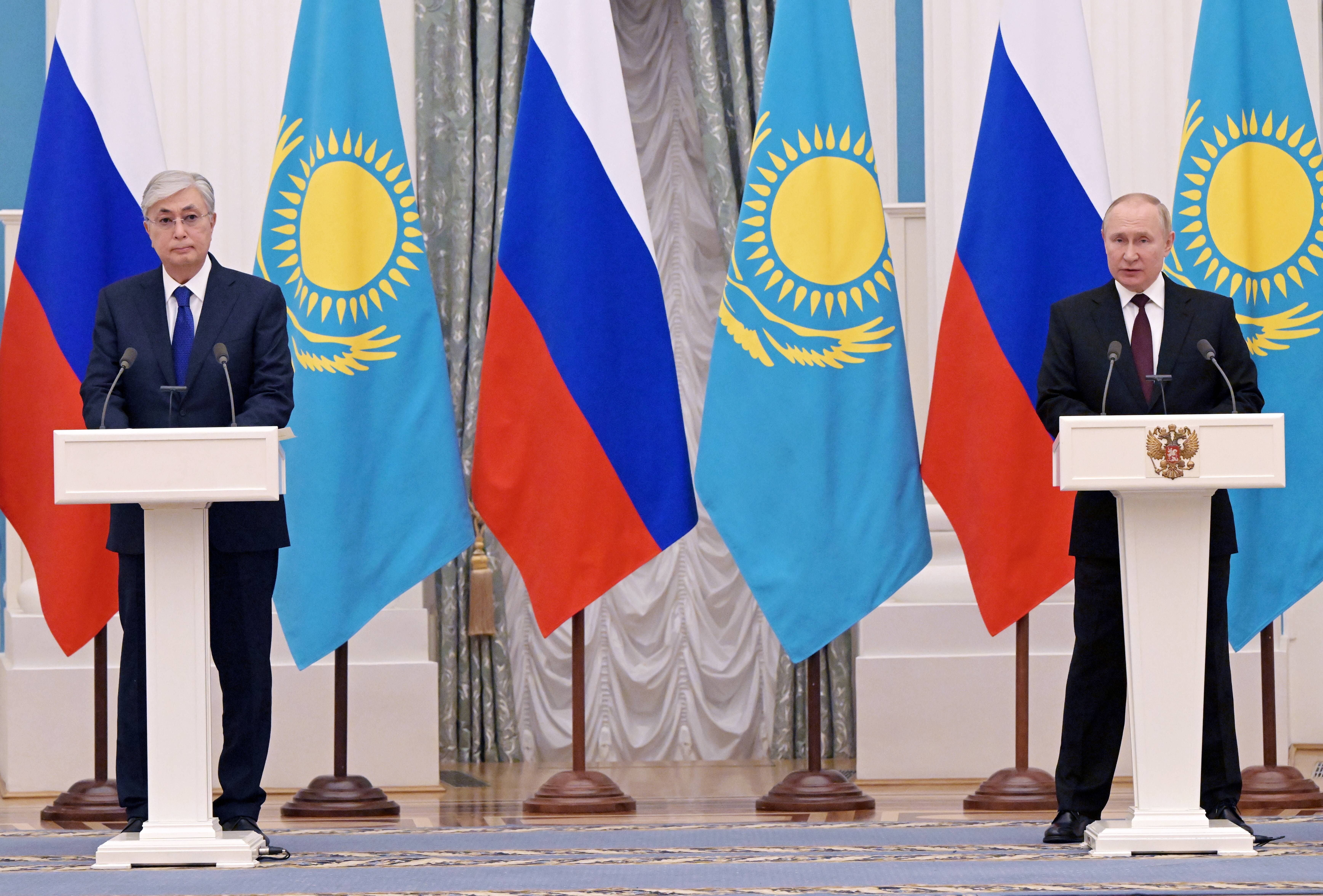 Die Distanz wächst: Der kasachische Präsident Kassym-Jomart Takajew (l.) am 10.02.2022 im Moskauer Kreml bei Russlands Präsident Wladimir Putin.