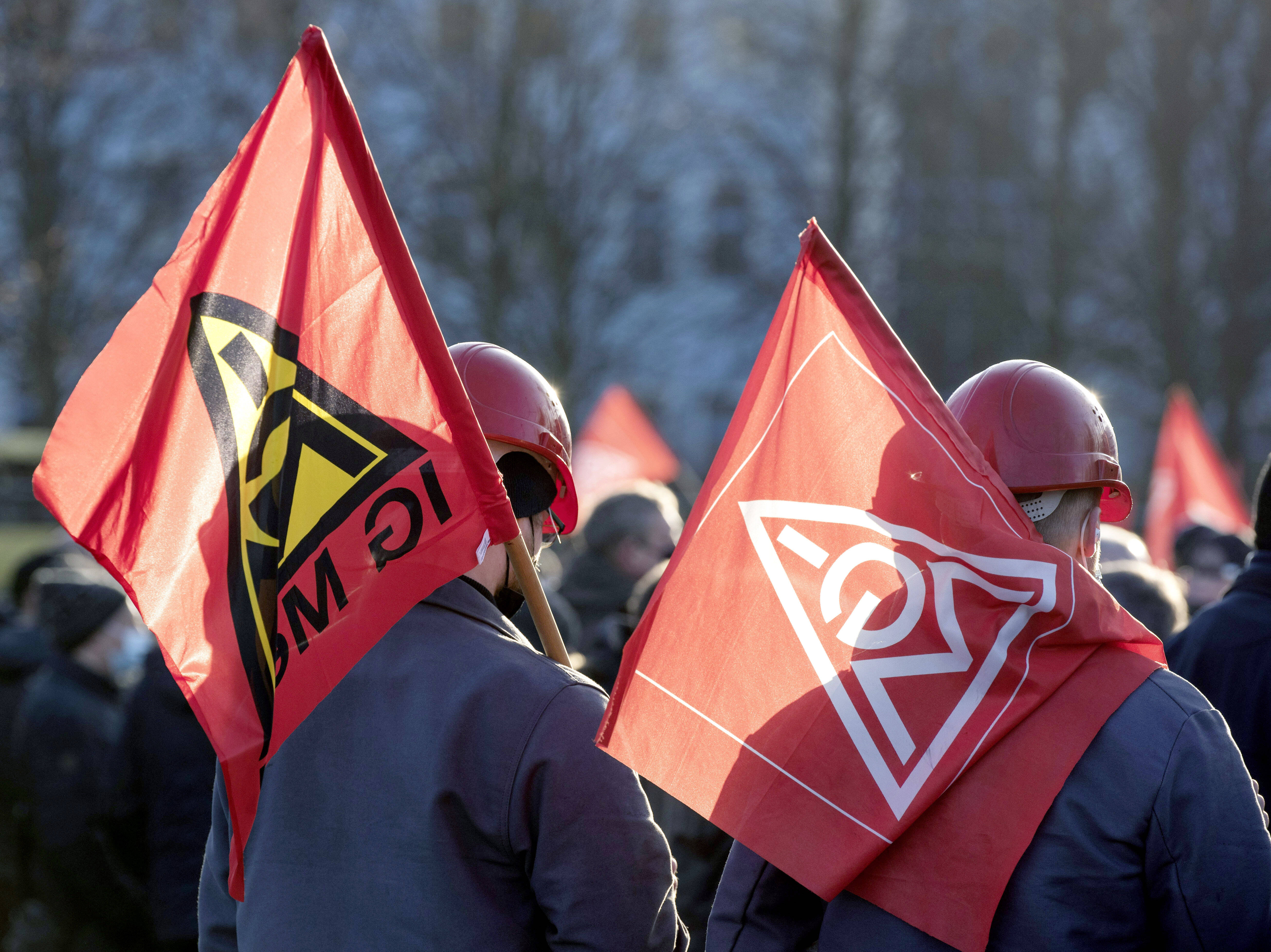 Zeichen für Frieden: IG Metall und Arbeitgeber*innen rufen zu einer Schweigeminute für die Ukraine auf.