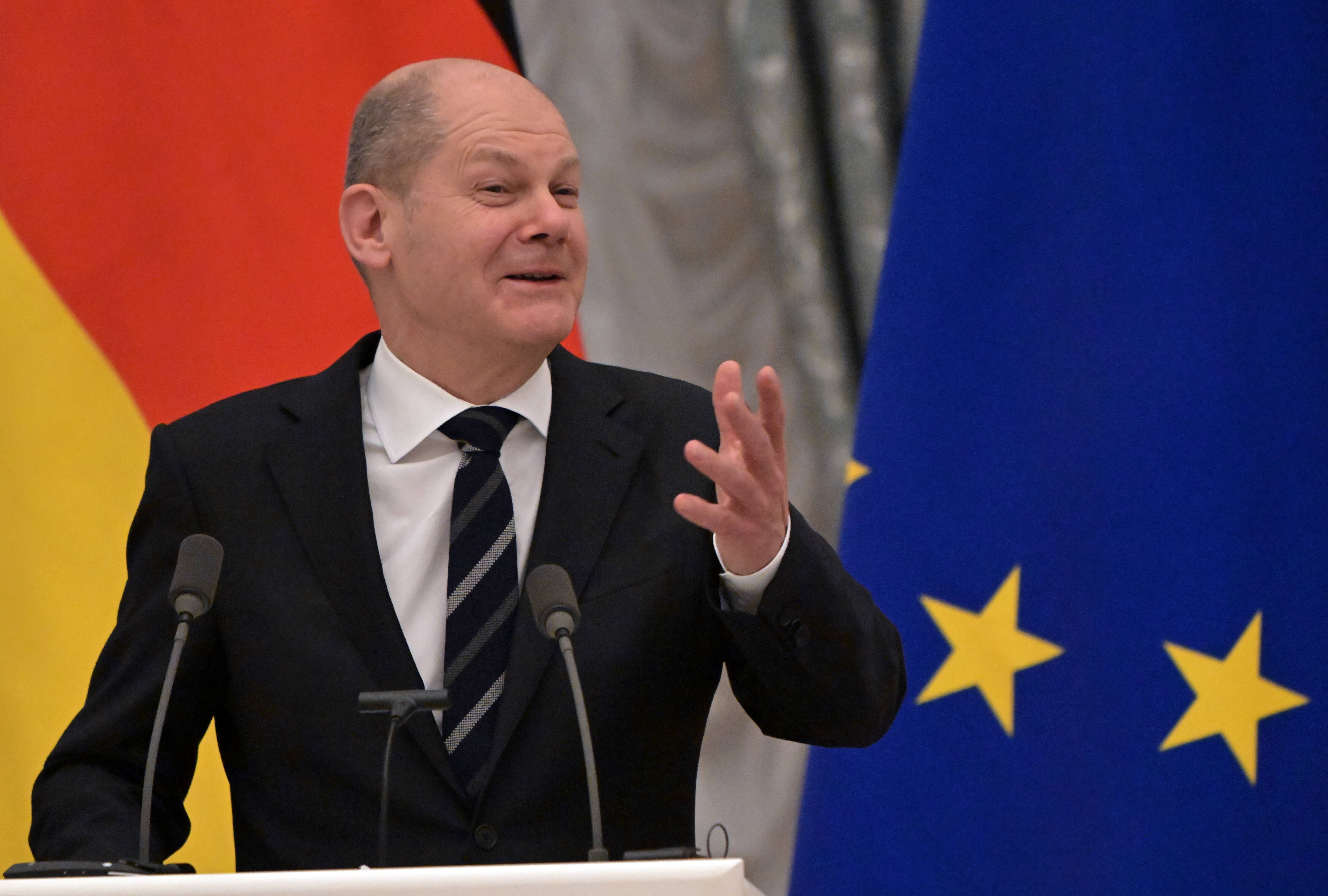 Souveräner Auftritt, klare Ansage: Bundeskanzler Olaf Scholz erlaubt sich bei seiner Pressekonferenz mit Wladimir Putin am 15. Februar in Moskau einen kleinen Scherz über die jahrzehntelange Amtszeit des russischen Präsidenten.