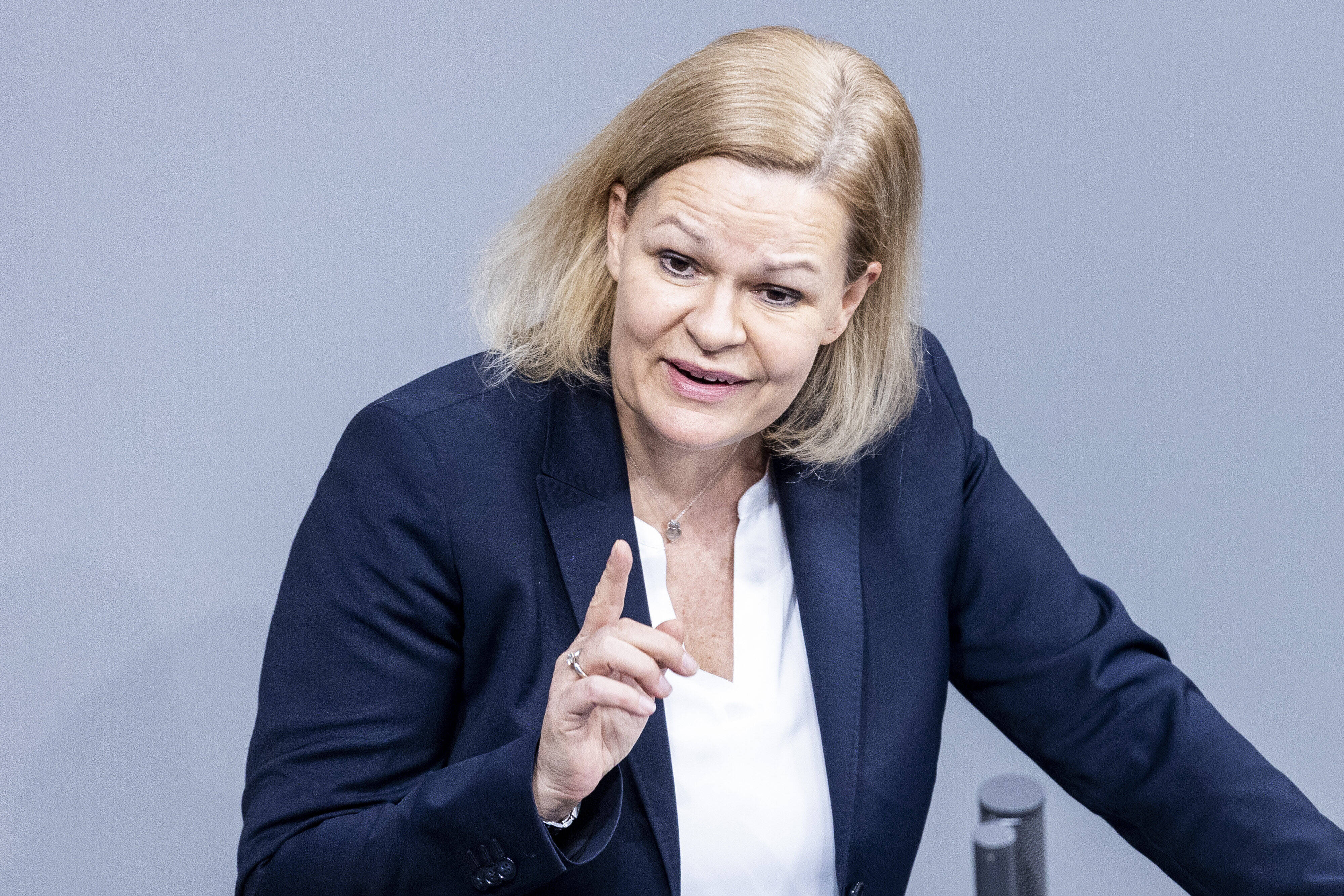 „Sie werden sich an einer Frau mit einer klaren Haltung an der Spitze des Bundesinnenministeriums gewöhnen müssen“, verspricht Nancy Faeser im Bundestag.