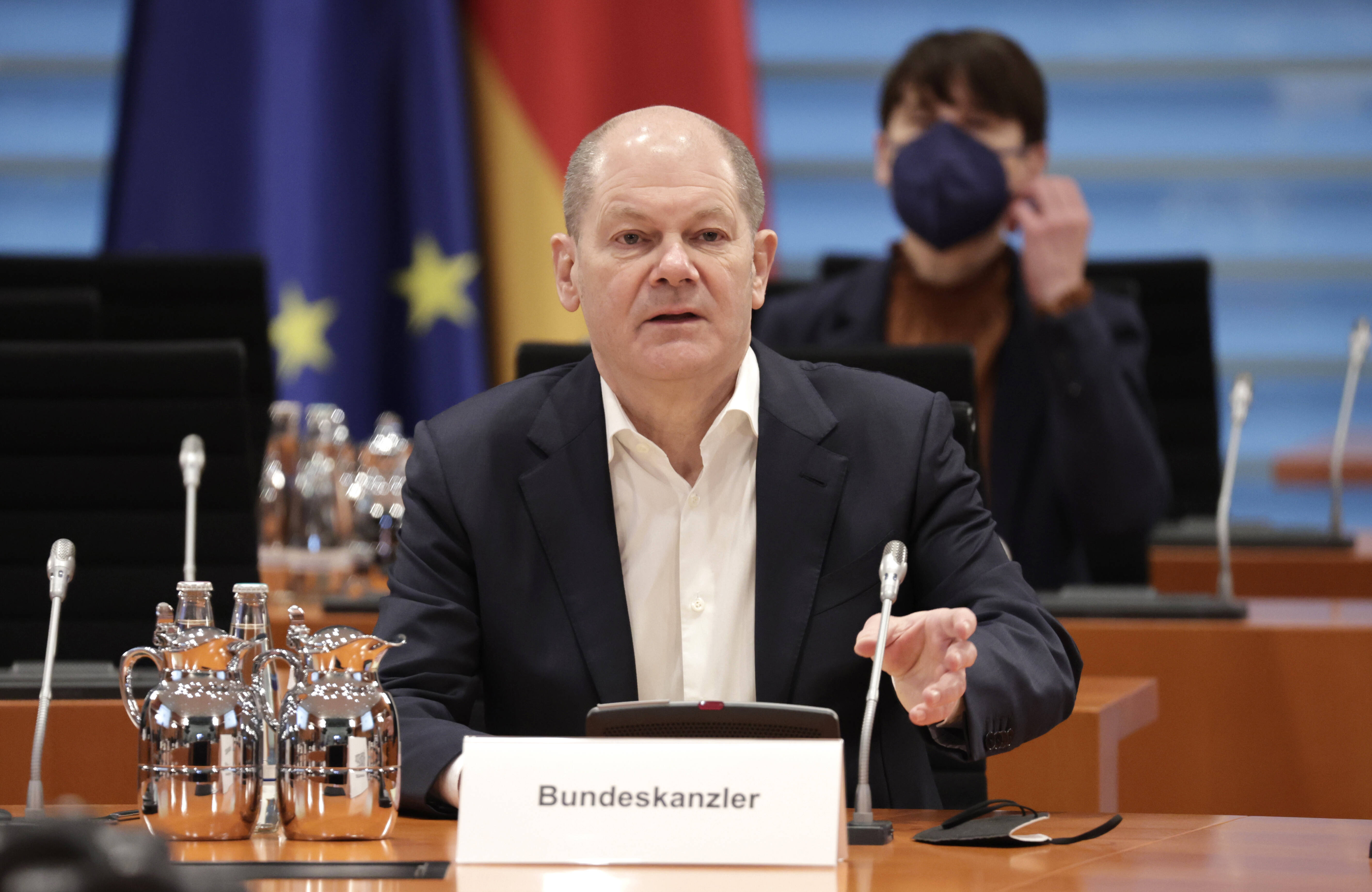 Gibt die Richtung vor: Bundeskanzler Olaf Scholz leitet die Sitzung des Sicherheitskabinetts im Kanzleramt am 28. Februar 2022.