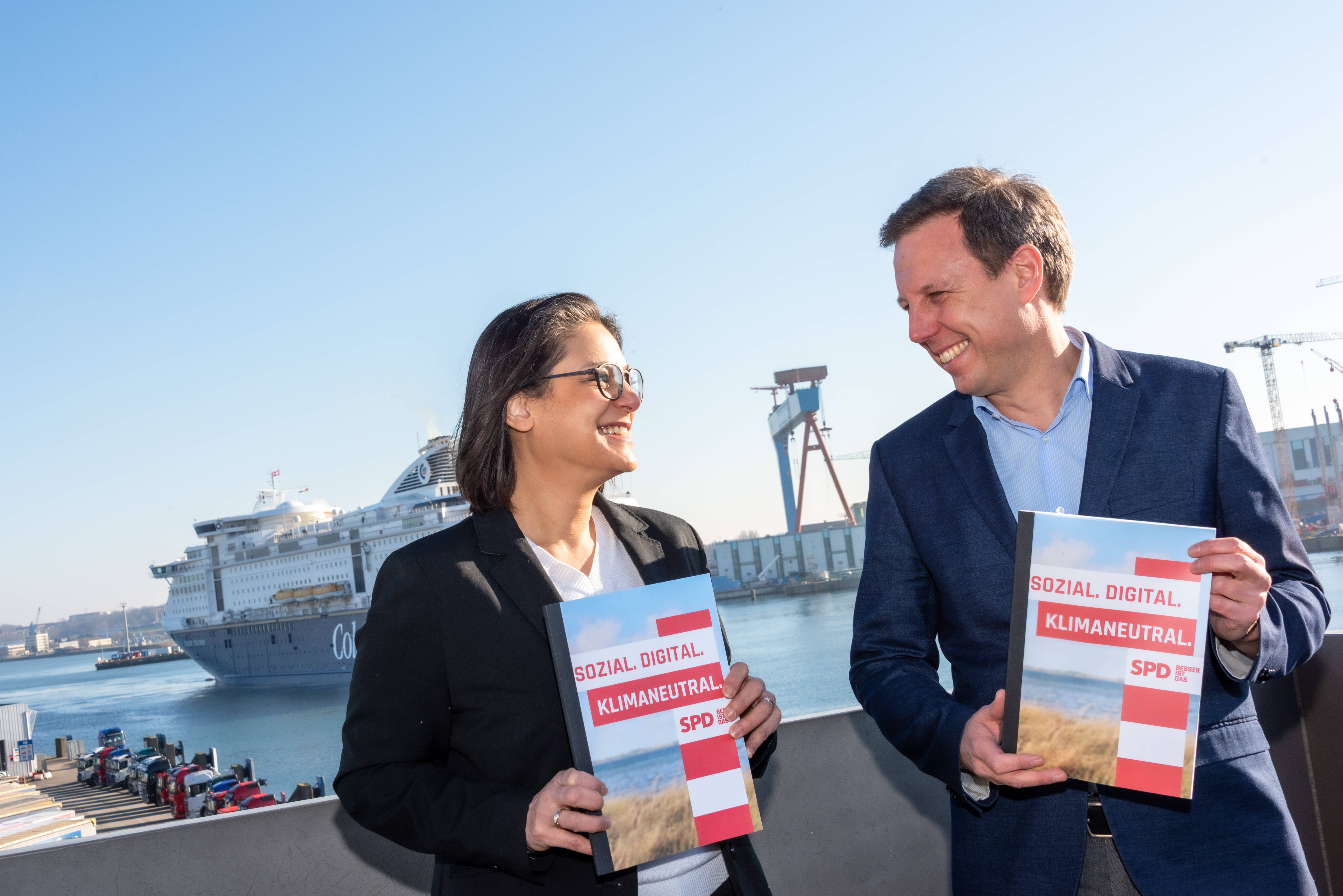 Die Landesvorsitzende Serpil Midyatli und der Spitzenkandidat Thomas Losse-Müller mit dem Programmentwurf der SPD zur Landtagswahl.