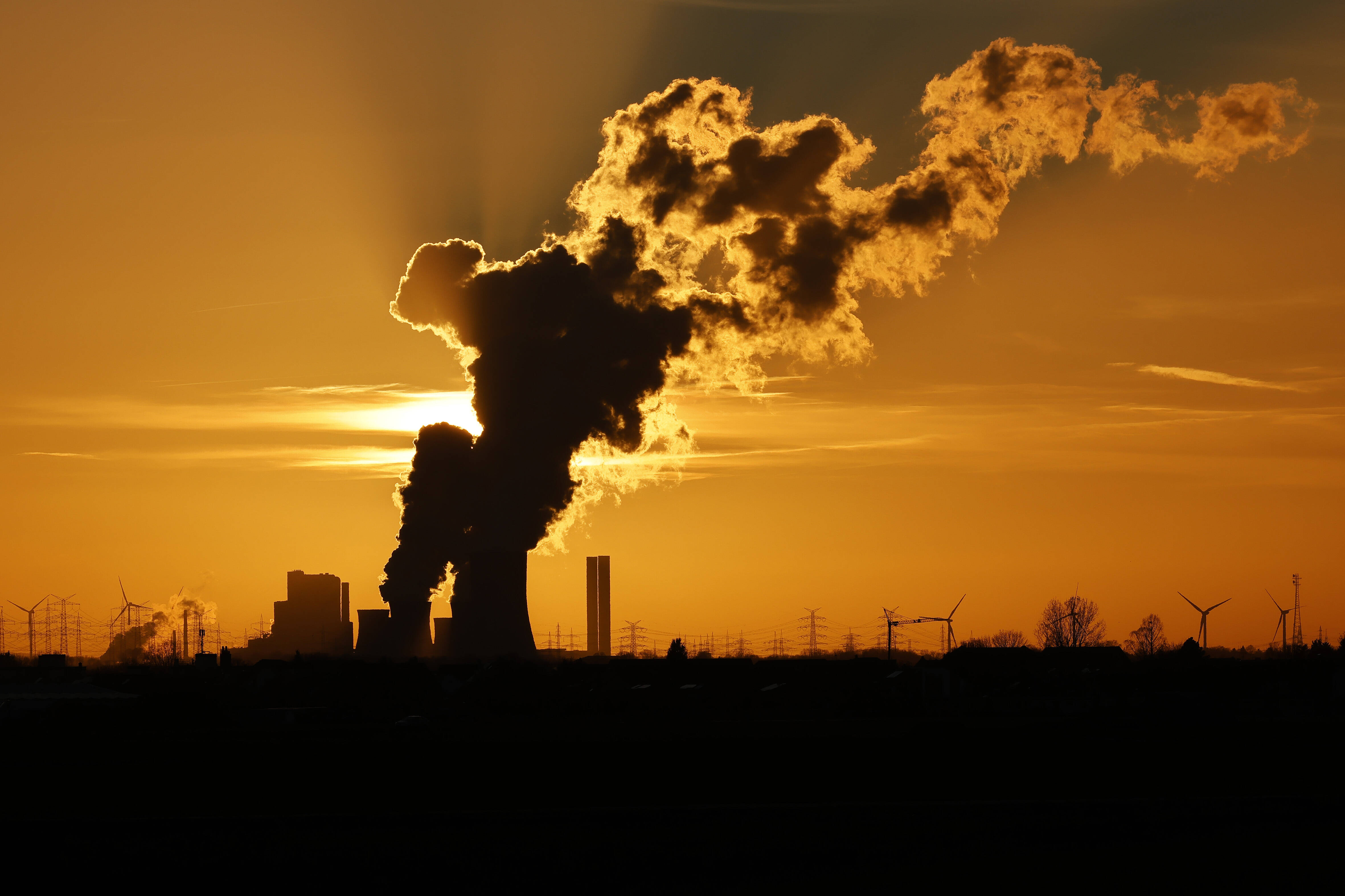 Kohlekraftwerk Niederaußem in Nordrhein-Westfalen: Es braucht ein gut funktionierendes Emissionshandelssystem, um die europäische Industrie klimaneutral aufzustellen.