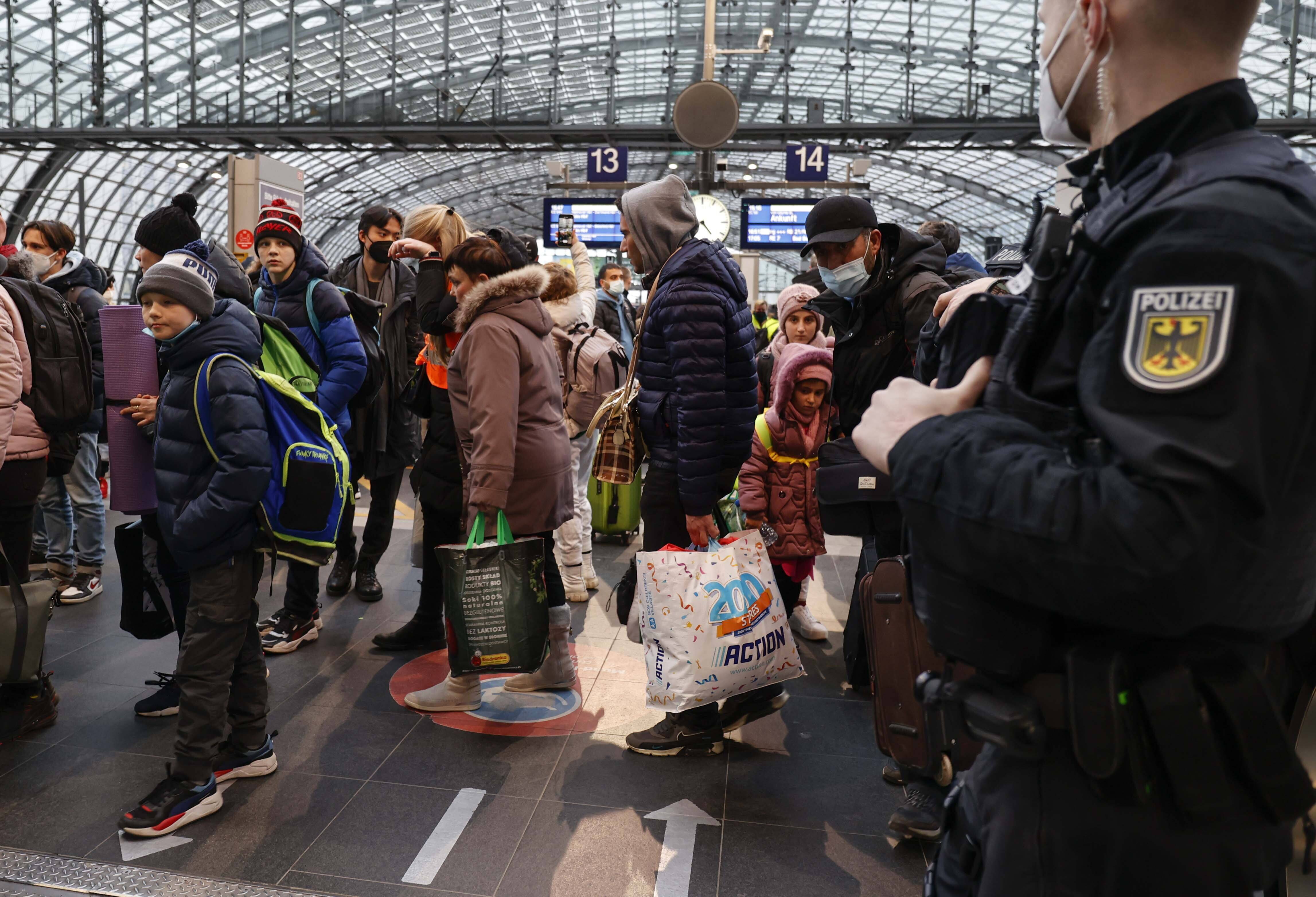 Die Fluchtbewegung aus der Ukraine gewinnt an Tempo: Auch in Deutschland steigt die Zahl der Geflüchteten, hier am 3.3.2022 am Berliner Hauptbahnhof.