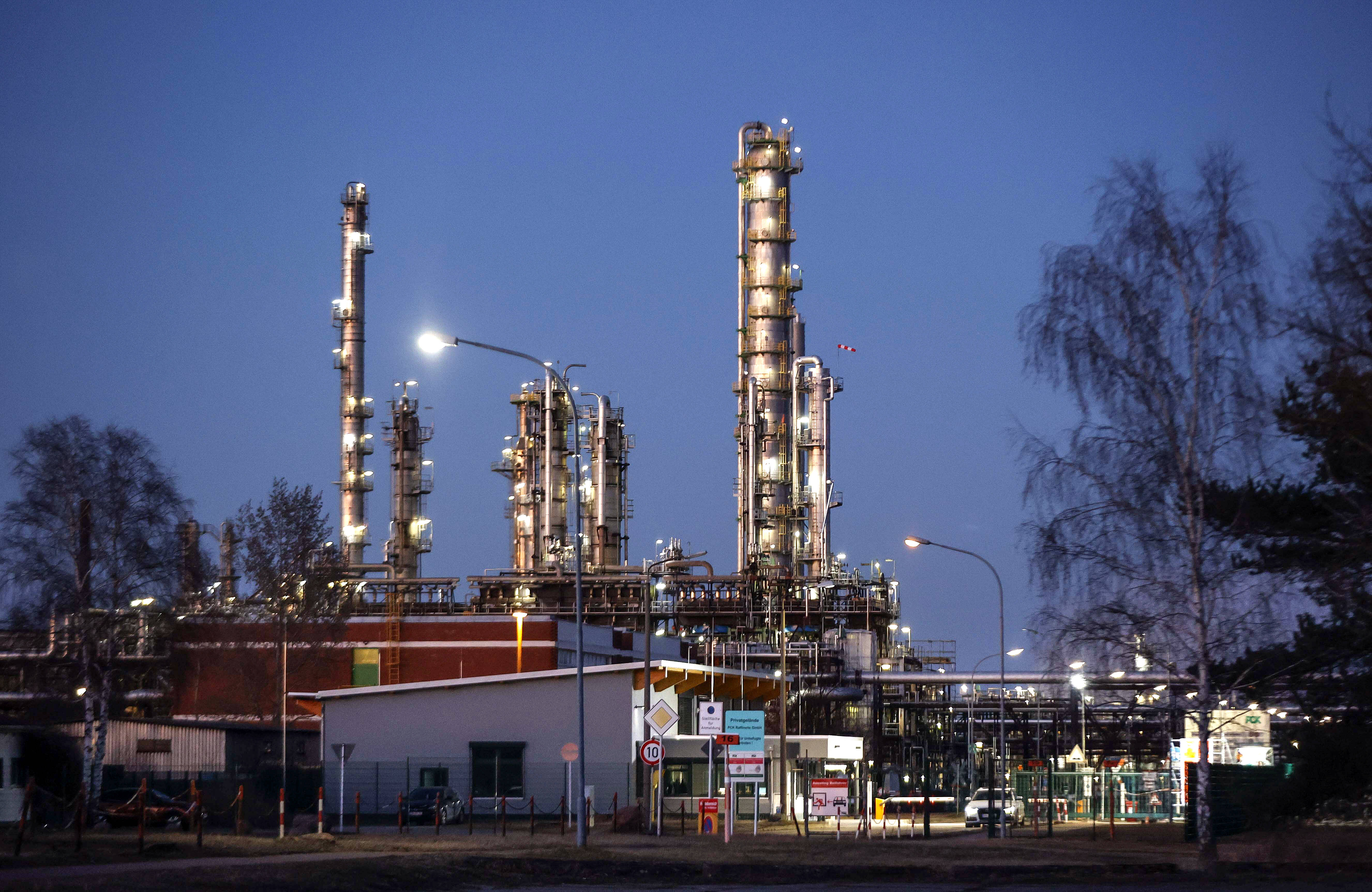 PCK-Raffinerie in Schwedt: Ein Embargo oder Lieferstopp des russischen Öls könnte auch logistisch nicht ohne weiteres abgefangen werden.