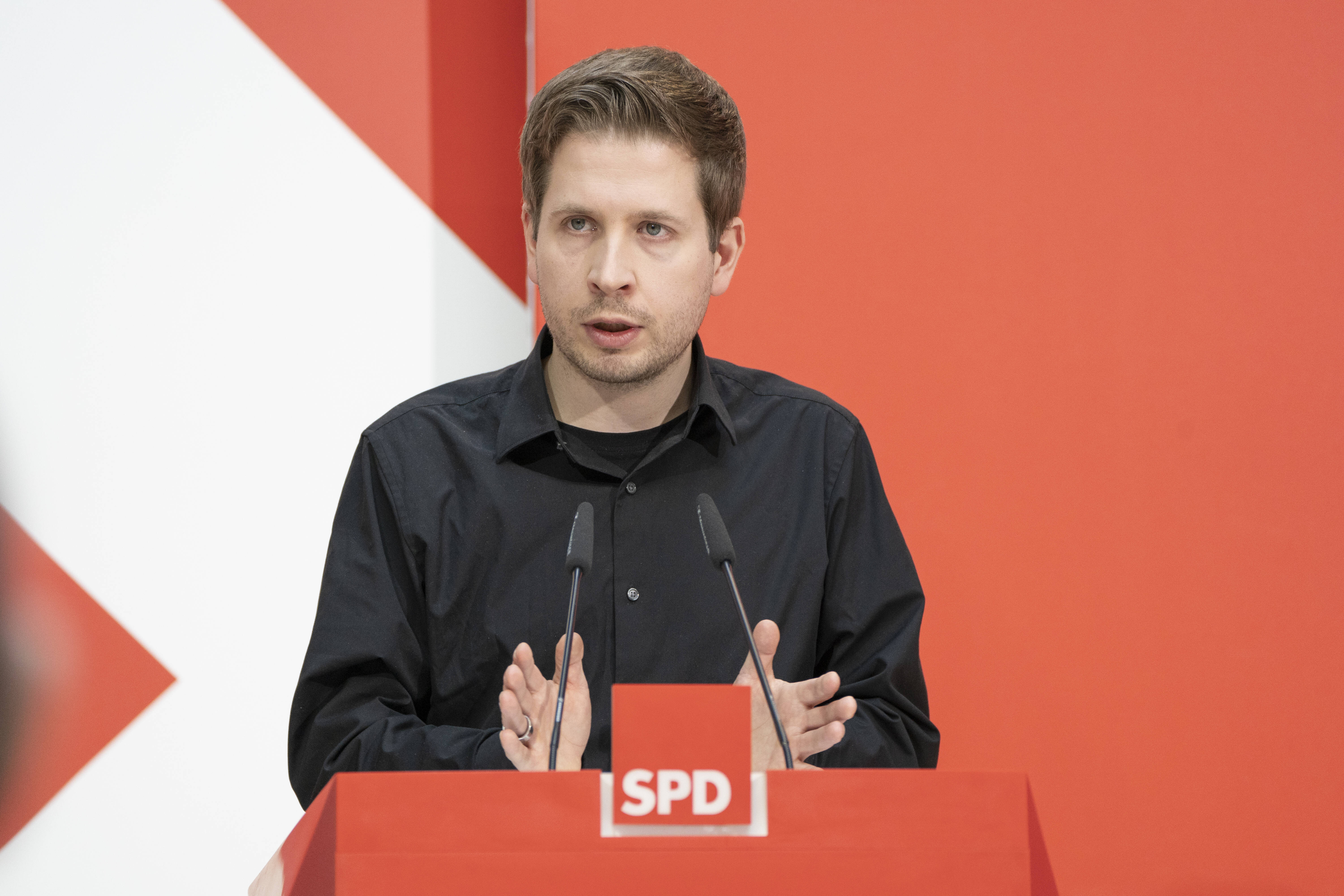 SPD-Generalsekretär Kevin Kühnert am 14.März 2022 vor der Presse im Willy-Brandt-Haus: „Das Blut, das an den Händen von Herrn Putin klebt, das wird von Kriegstag zu Kriegstag mehr. Und das ist Blut, das Zeit seines Lebens von diesen Händen auch nicht mehr abgewaschen werden kann.“