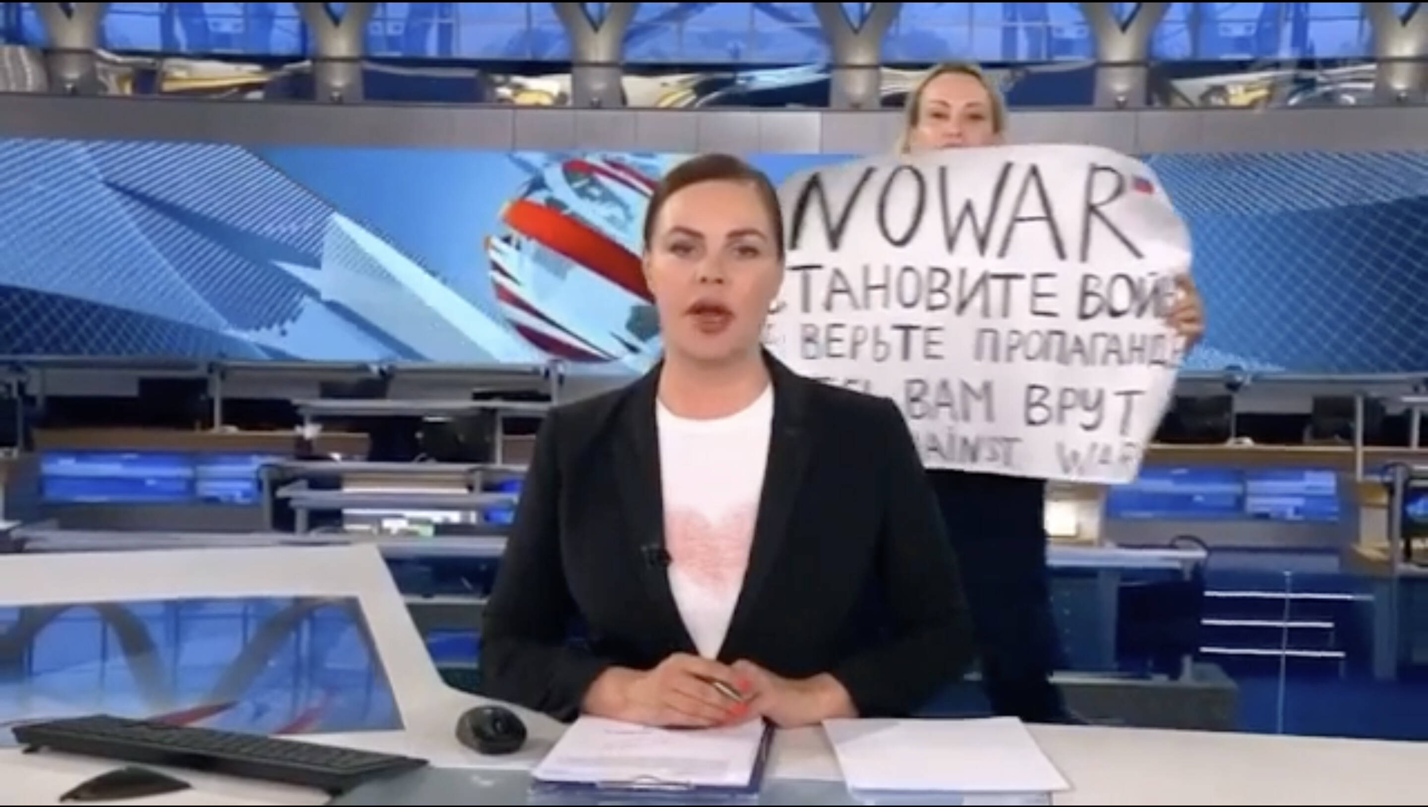 Mit einem Plakat und lauten Rufen protestiert Marina Owsjannikowa im russischen Fernsehen gegen den Krieg in der Ukraine.