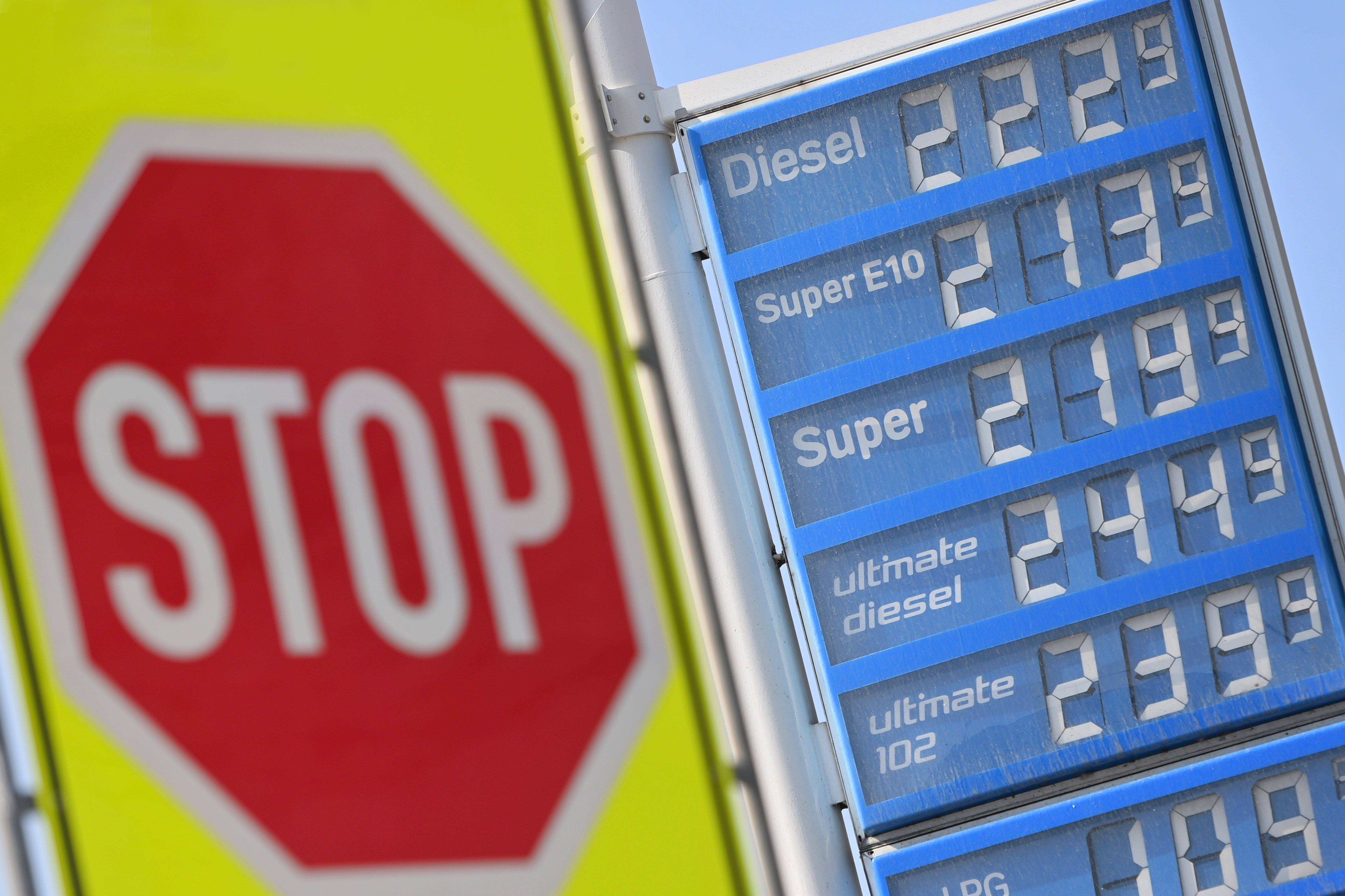 Ein Stoppschild für steigende Benzinpreise: Der Vorschlag eines Mobilitätsgeldes trifft auf breite Zustimmung.