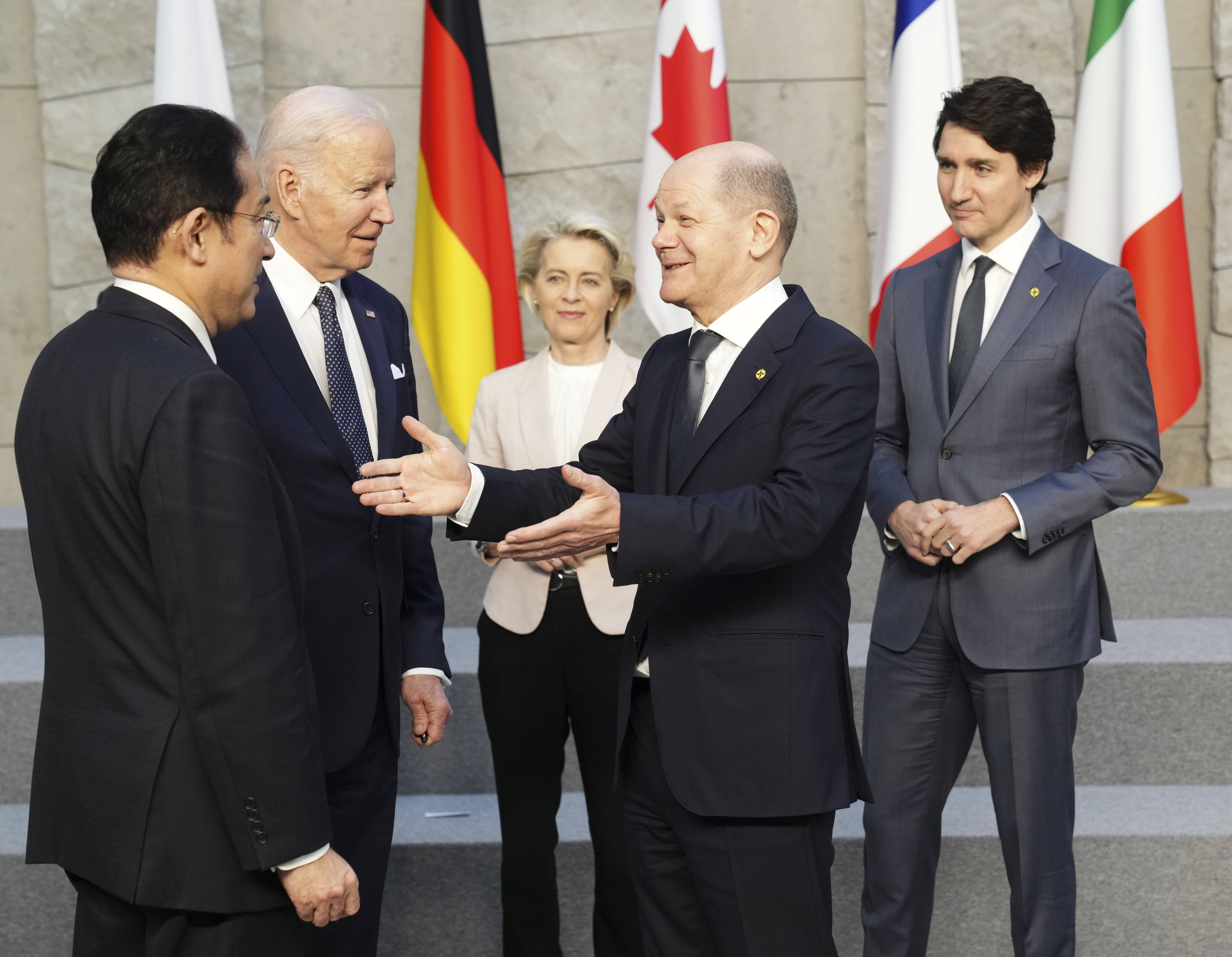 Der Bundeskanzler im Mittelpunkt: Olaf Scholz (m.) begrüßt als Präsident der G7 am 24.03.2022 den japanischen Ministerpräsidenten (l.) Fumio Kishida, dahinter (v.l.n.r.) US-Präsident Joe Biden, EU-Kommissionspräsidentin Ursula von der Leyen und Kanadas Premierminister Justin Trudeau. 