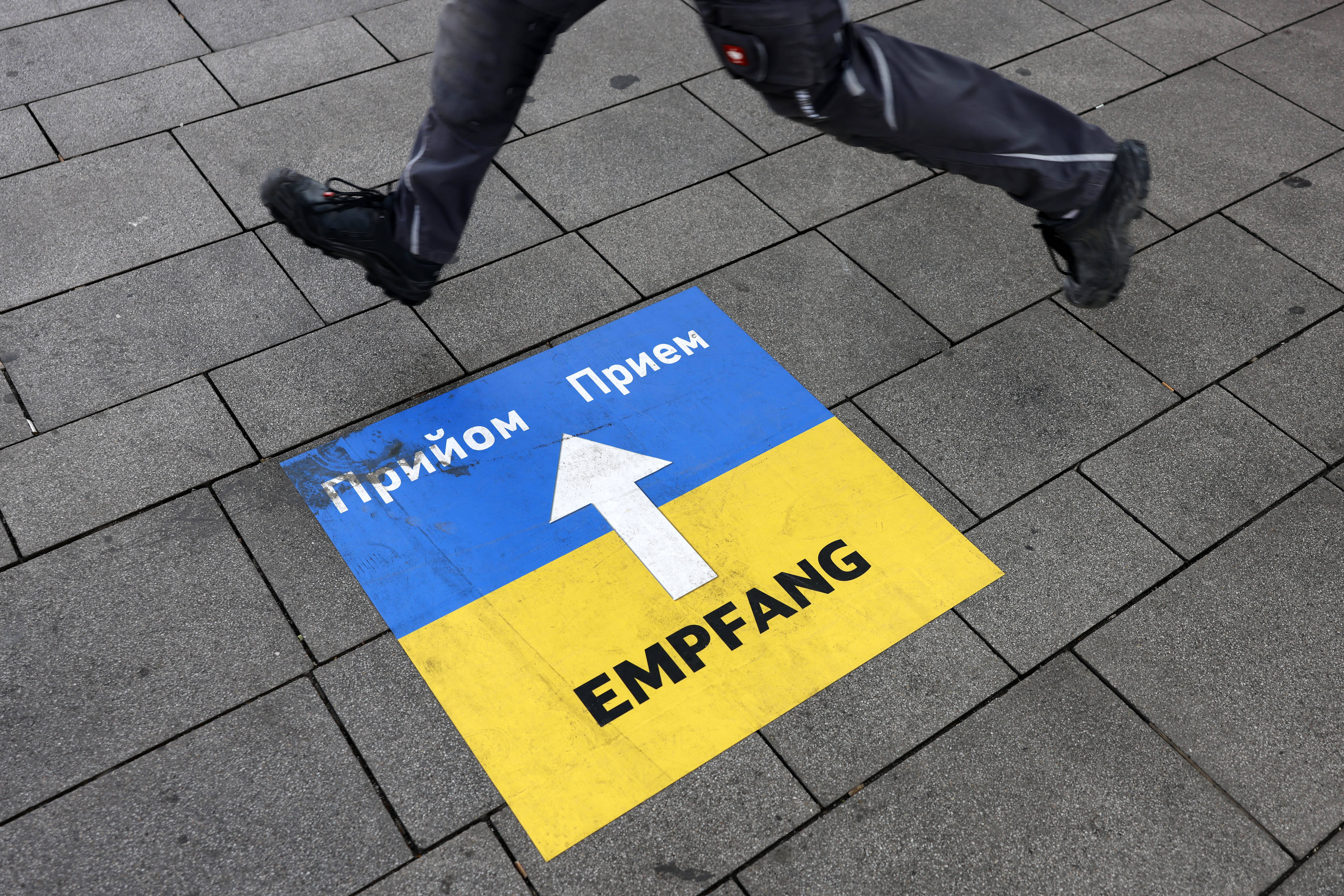 Arbeit für geflüchtete aus der Ukraine in Deutschland: Wichtig ist, dass der Topf zum Deckel passt, sagt SPD-Arbeitsmarktexperte Martin Rosemann.