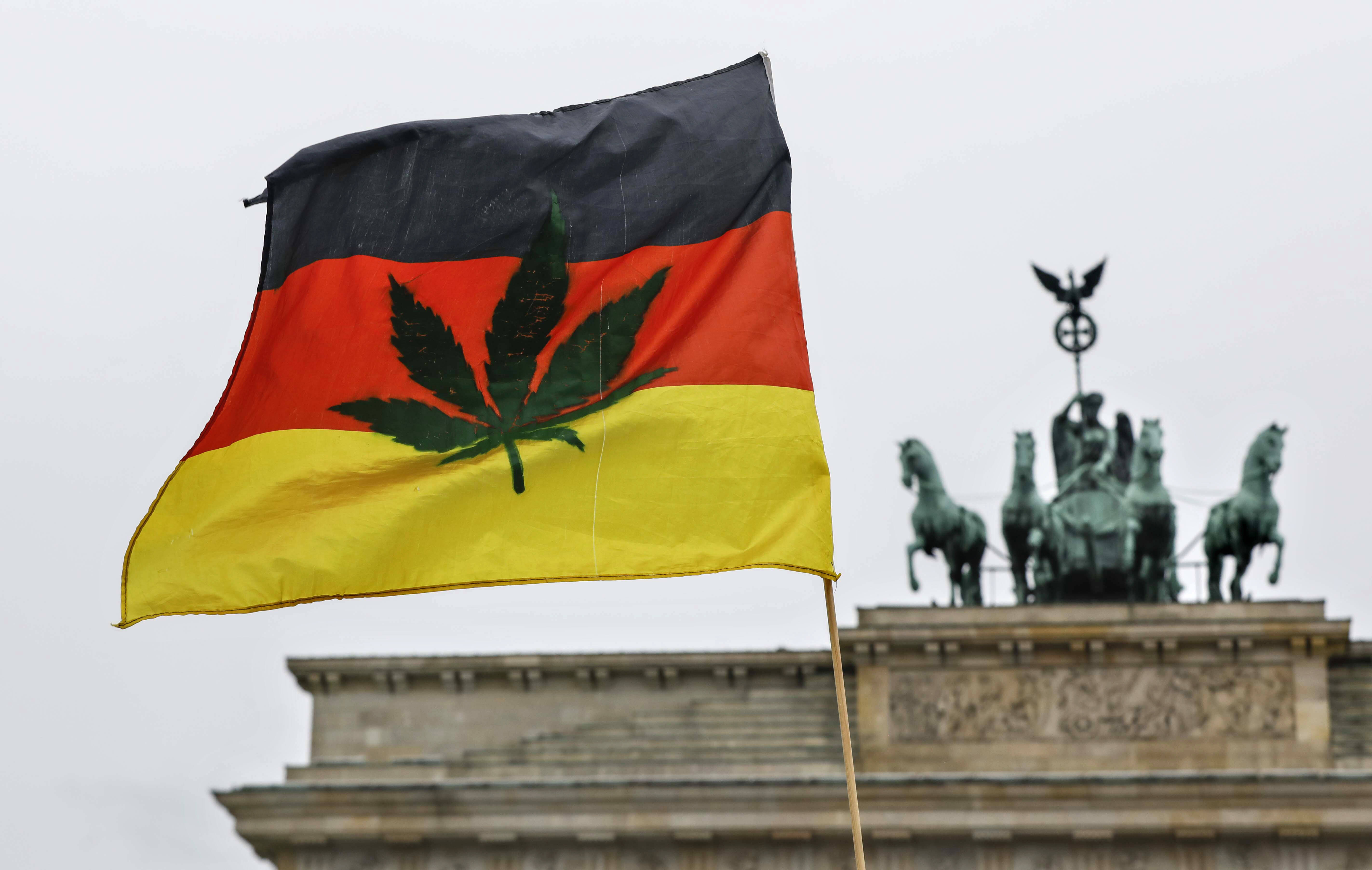 Die Cannabis-Legalisierung soll auch in Deutschland kommen: Dafür demonstrierten Tausende hier in Berlin am 22. April 2020 mit einer Deutschlandflagge bedruckt mit einer Cannabispflanze vor dem Brandenburger Tor.