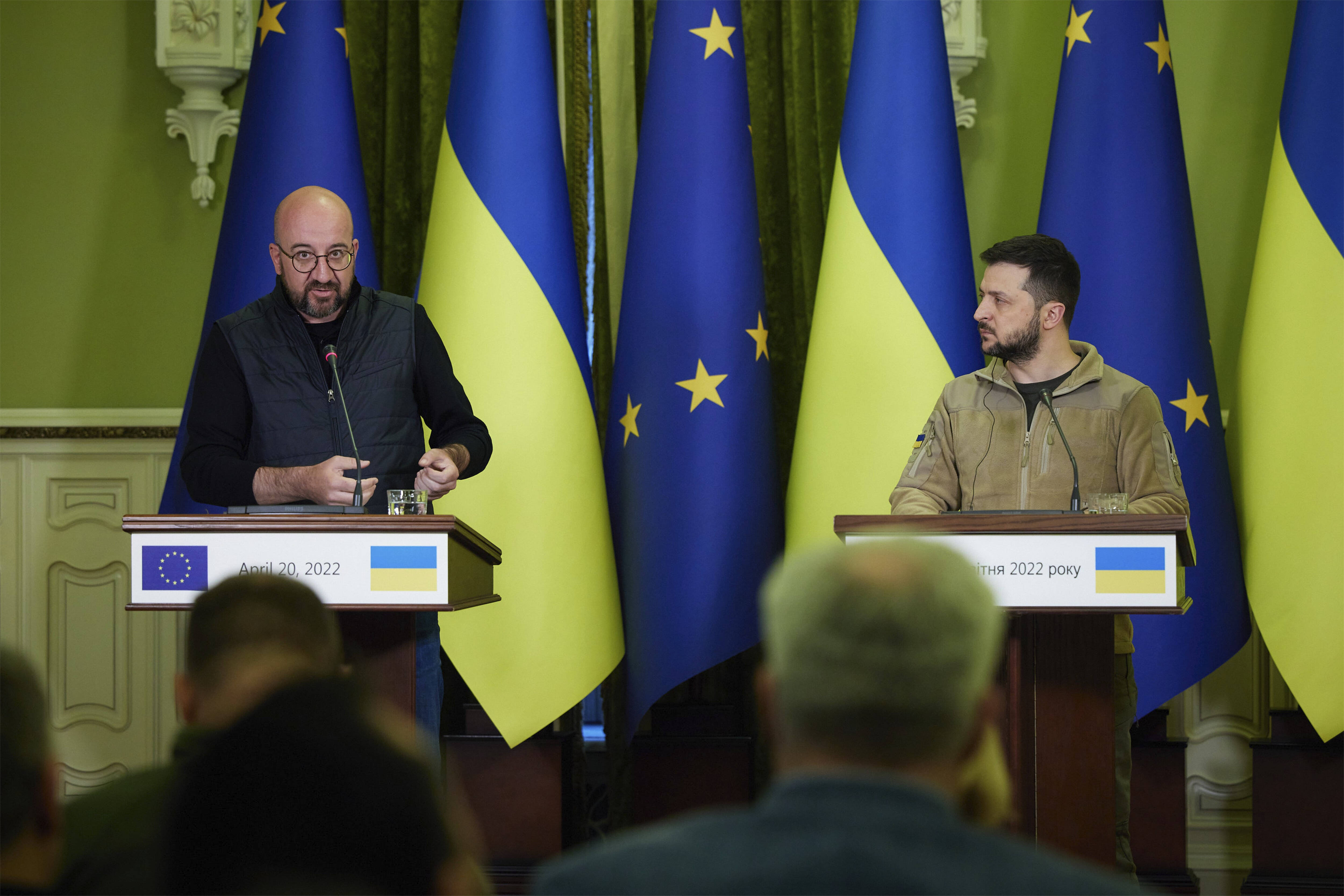 Nicht nur die Ukraine hofft auf eine stärkere, souveränere Europäische Union: EU-Ratspräsident Charles Michel (l.) auf einer gemeinsamen Pressekonferenz in Kiew mit dem ukrainischen Präsidenten Wolodymyr Zelenskiy am 20. April 2022.