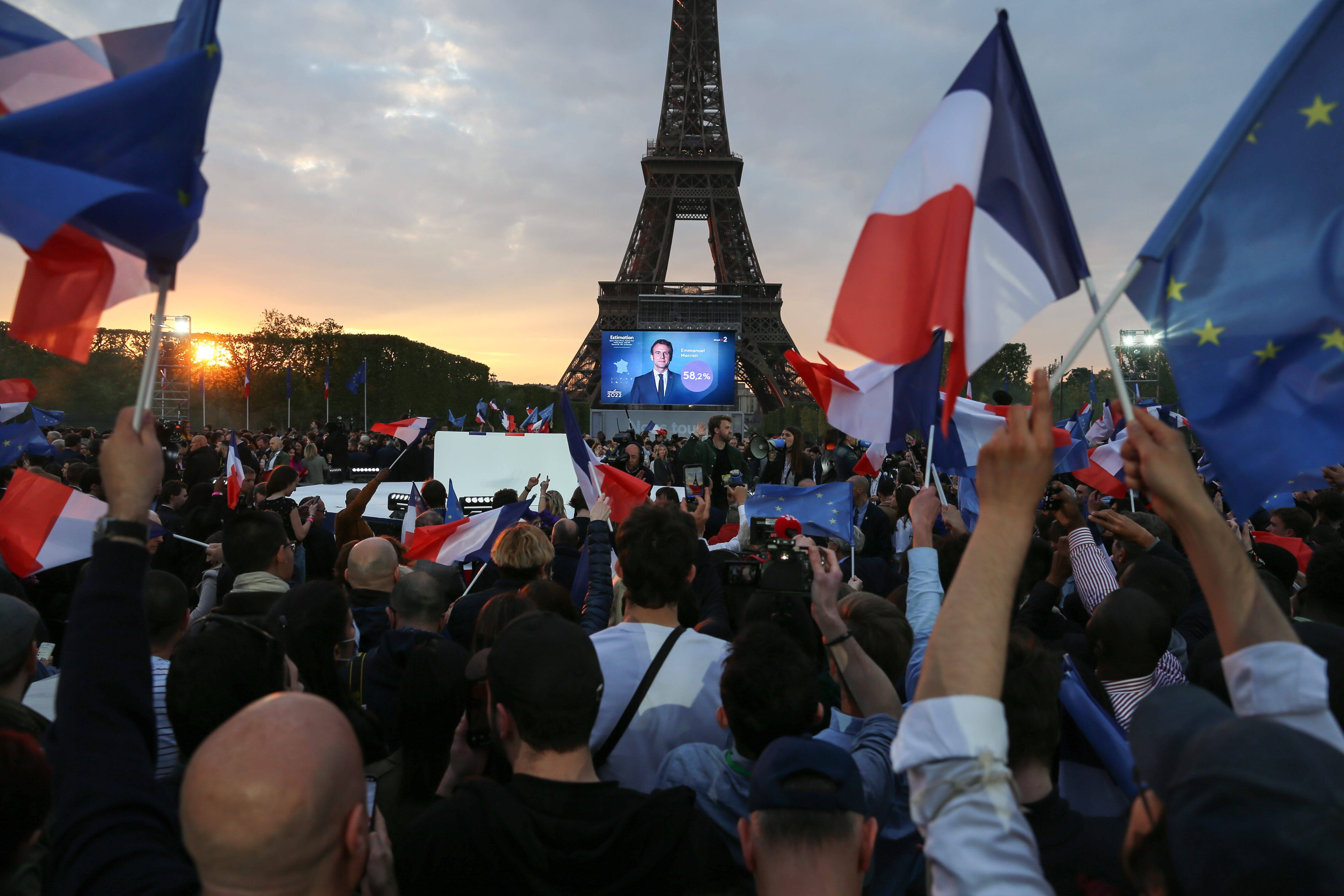 Jubel in Paris bei den Anhänger*innen von Emmanuel Macron: Um Punkt 20.00 Uhr meldet das französische Fernsehen am 24. April 2022 den Sieg des Staatspräsidenten im zweiten Wahlgang um das Präsidentenamt.