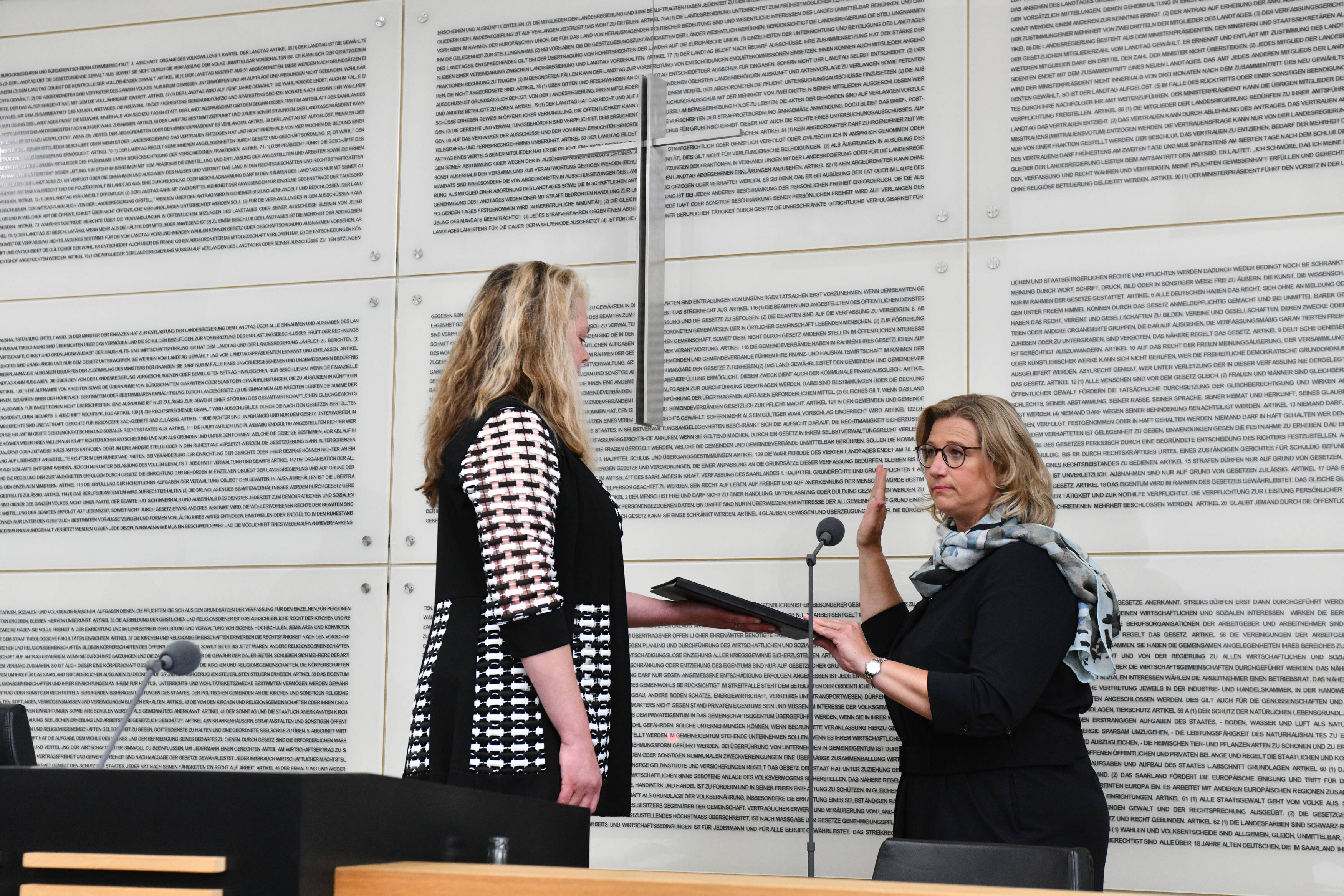 Anke Rehlinger leistet ihren Amtseid als Ministerpräsidentin, links die neu gewählte Landtagspräsidentin Heike Becker (SPD).