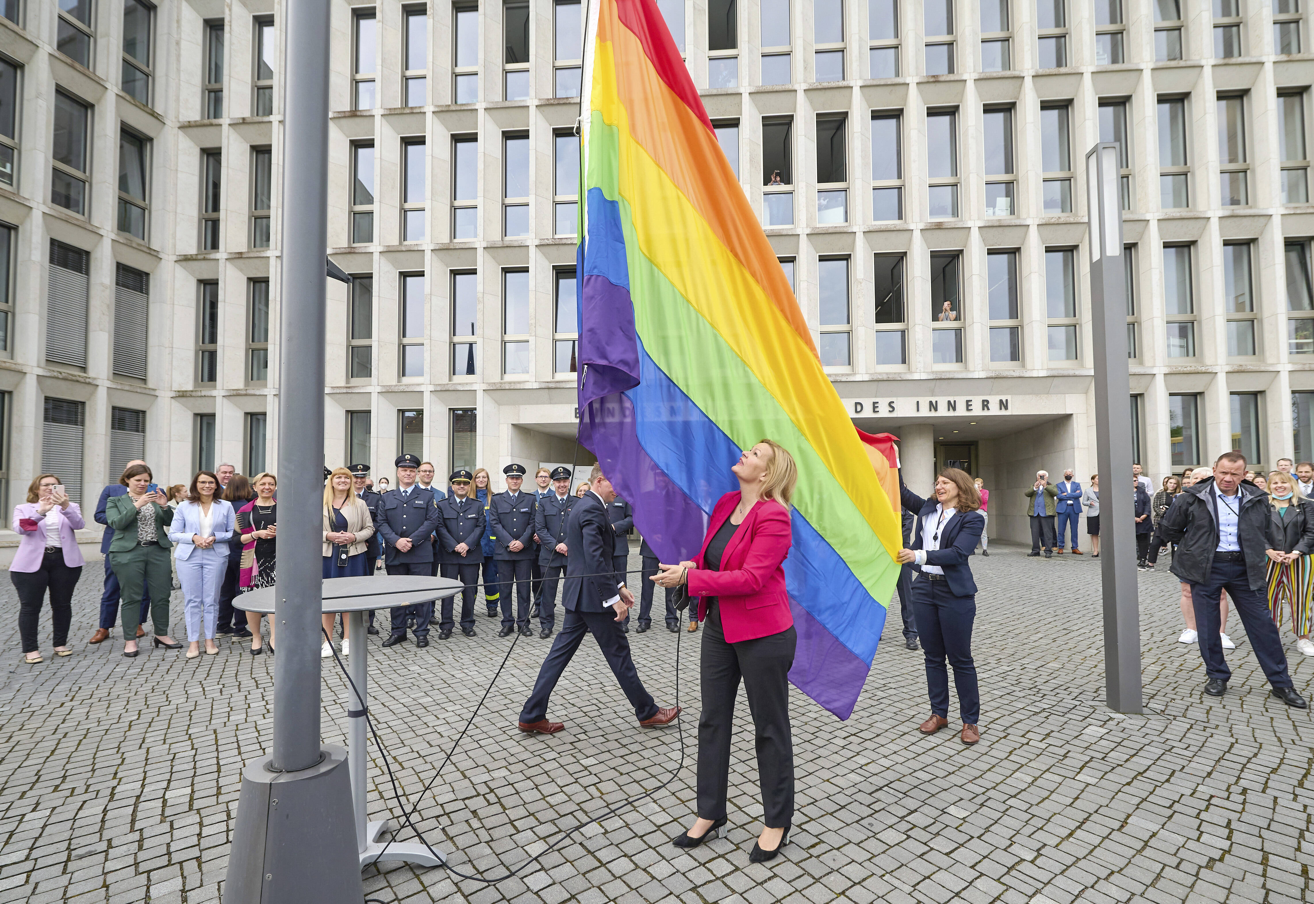 Zeichen des gesellschaftlichen Fortschritts: Bundesinnenministerin Nancy Faeser hisst vor ihrem Ministerium die Regenbogenflagge.