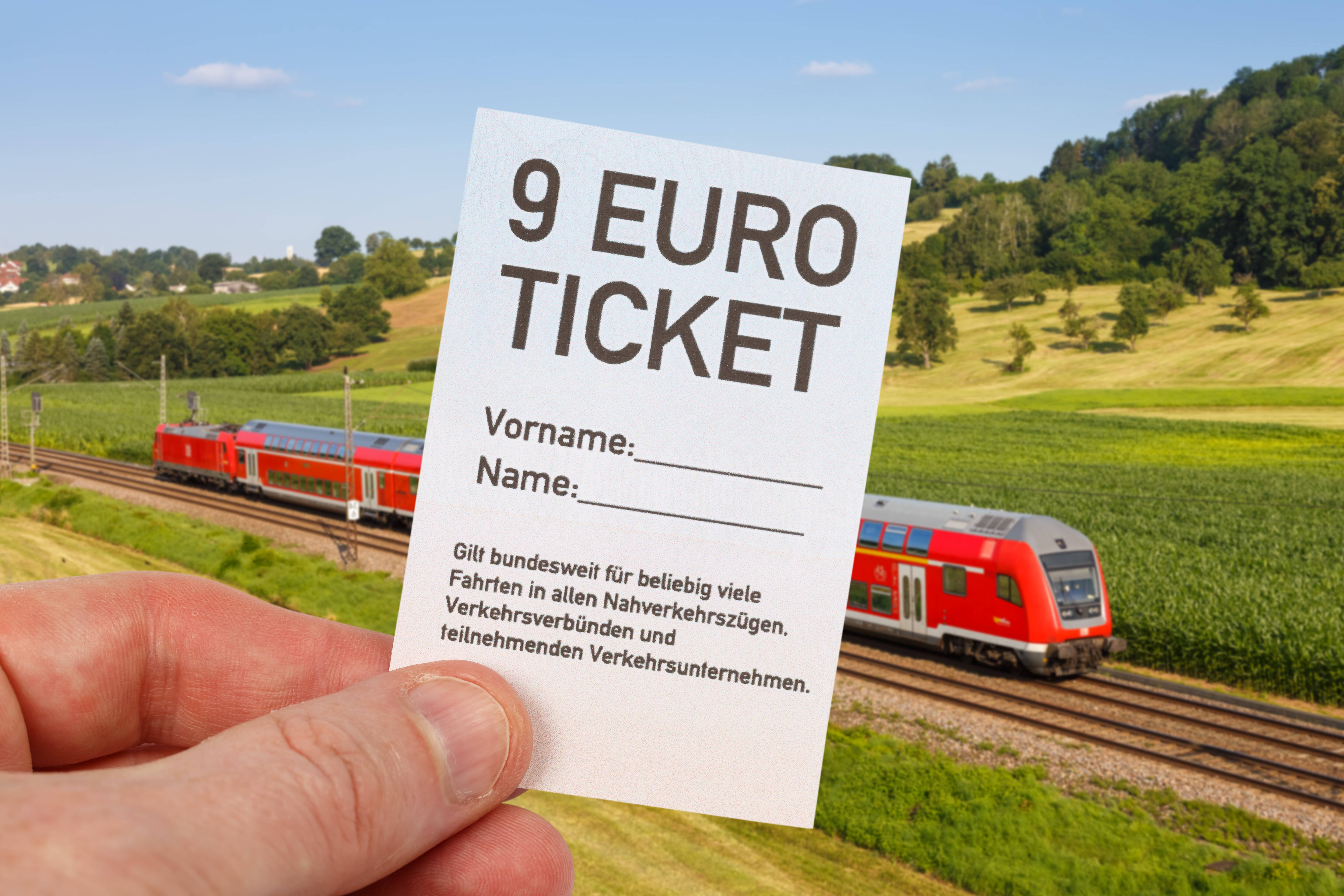 Für 9 Euro im Monat mit Bus und Bahn fahren: Das Neun-Euro-Ticket soll ab Juni für drei Monate gelten.