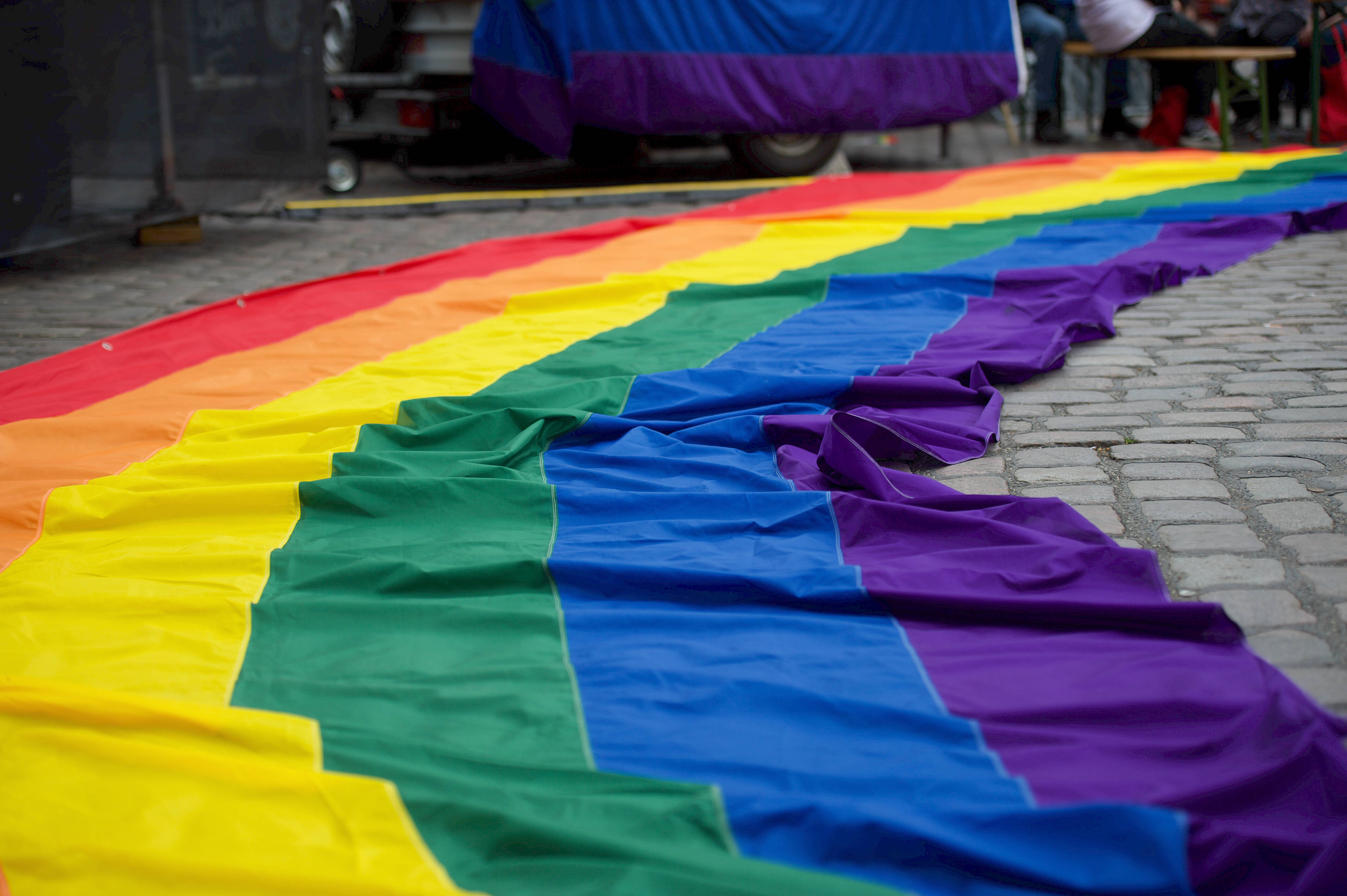 Regenbogenfahne in Flensburg: Sozialdemokratie spielt nie eine Gruppe gegen eine andere aus.