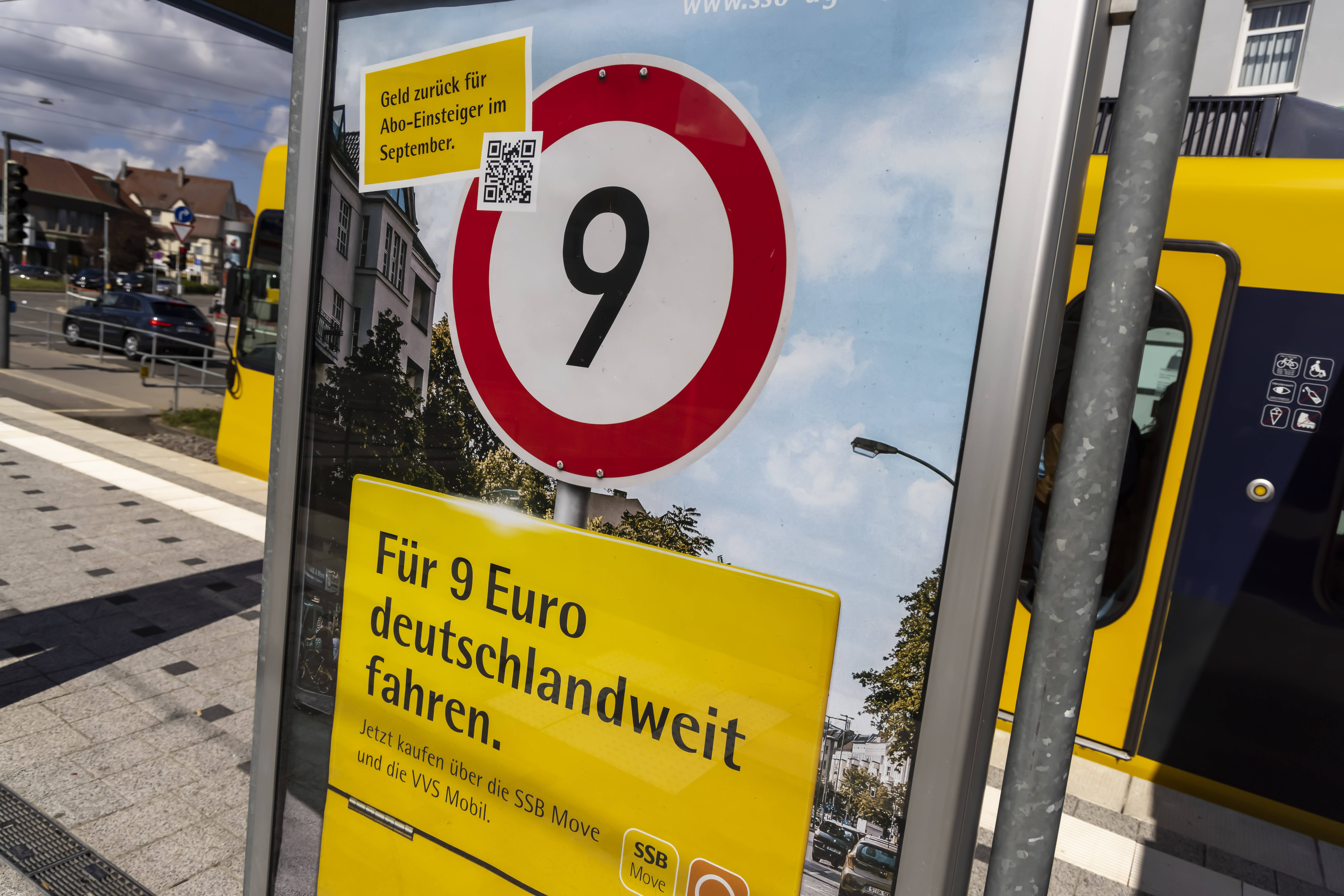Ab 1. Juni gilt es: Das 9-Euro-Ticket, mit dem man in ganz Deutschland für drei Monate alle Verbindungen des ÖPNV nutzen kann.