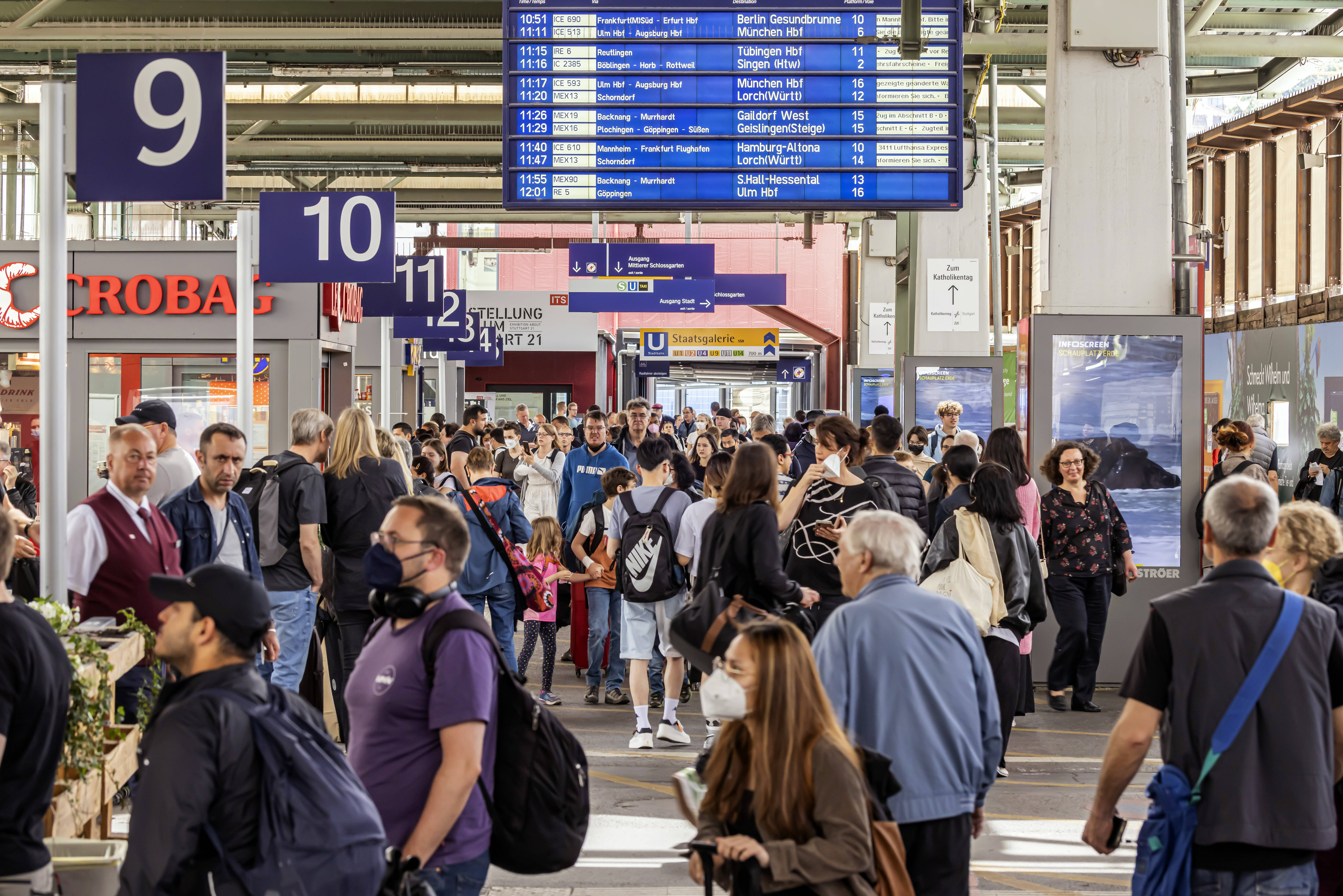 Viel Informationsbedarf: Ralf Damde, Vize-Vorsitzender des Gesamtbetriebsrats DB Regio, fordert wegen des 9-Euro-Tickets mehr Personal an den Bahnhöfen.