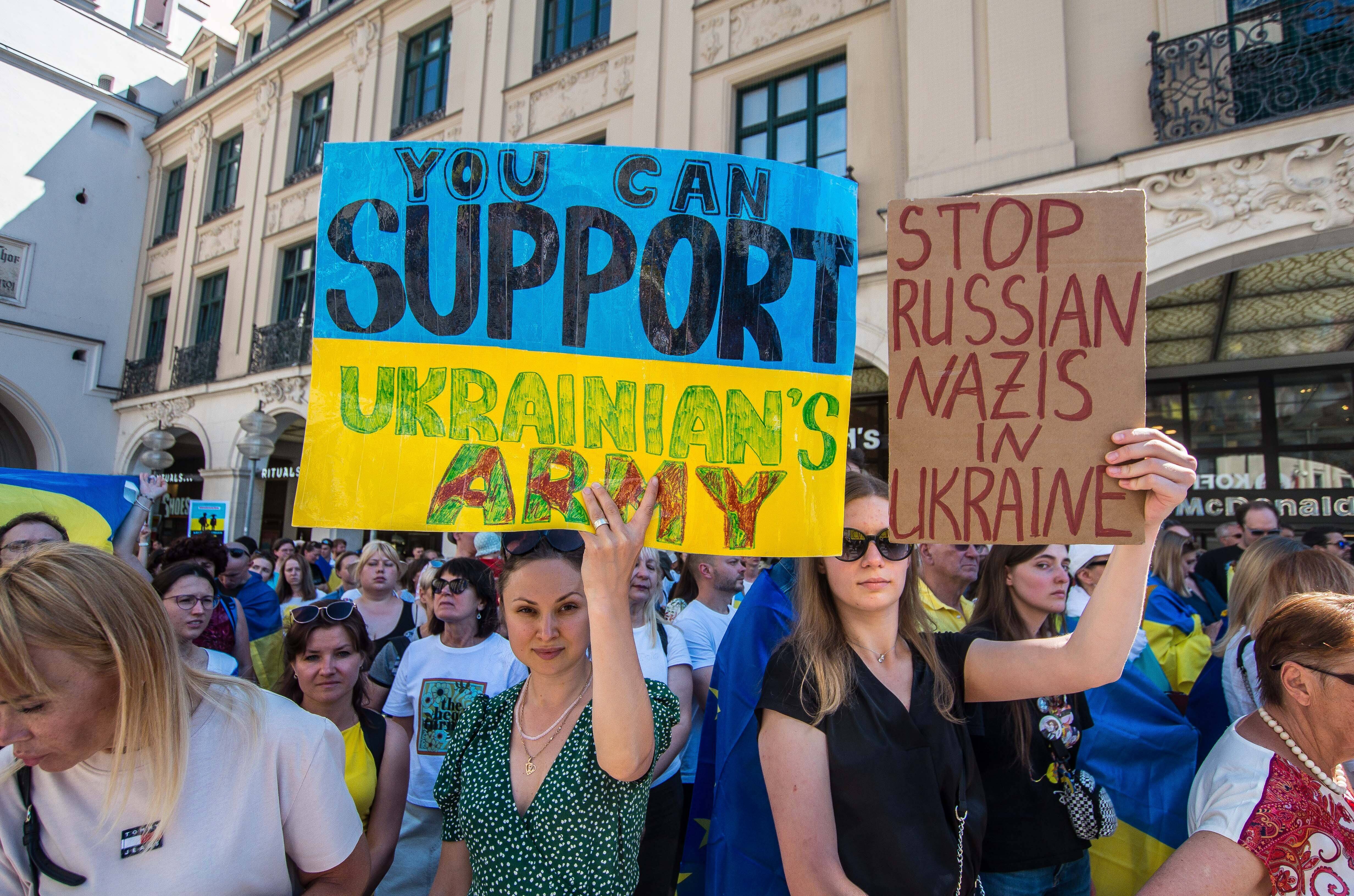 Demonstration in München: Am 12.06.2022 machen sich Demonstrierende für die Unterstützung der ukrainischen Streitkräfte durch Deutschland stark.