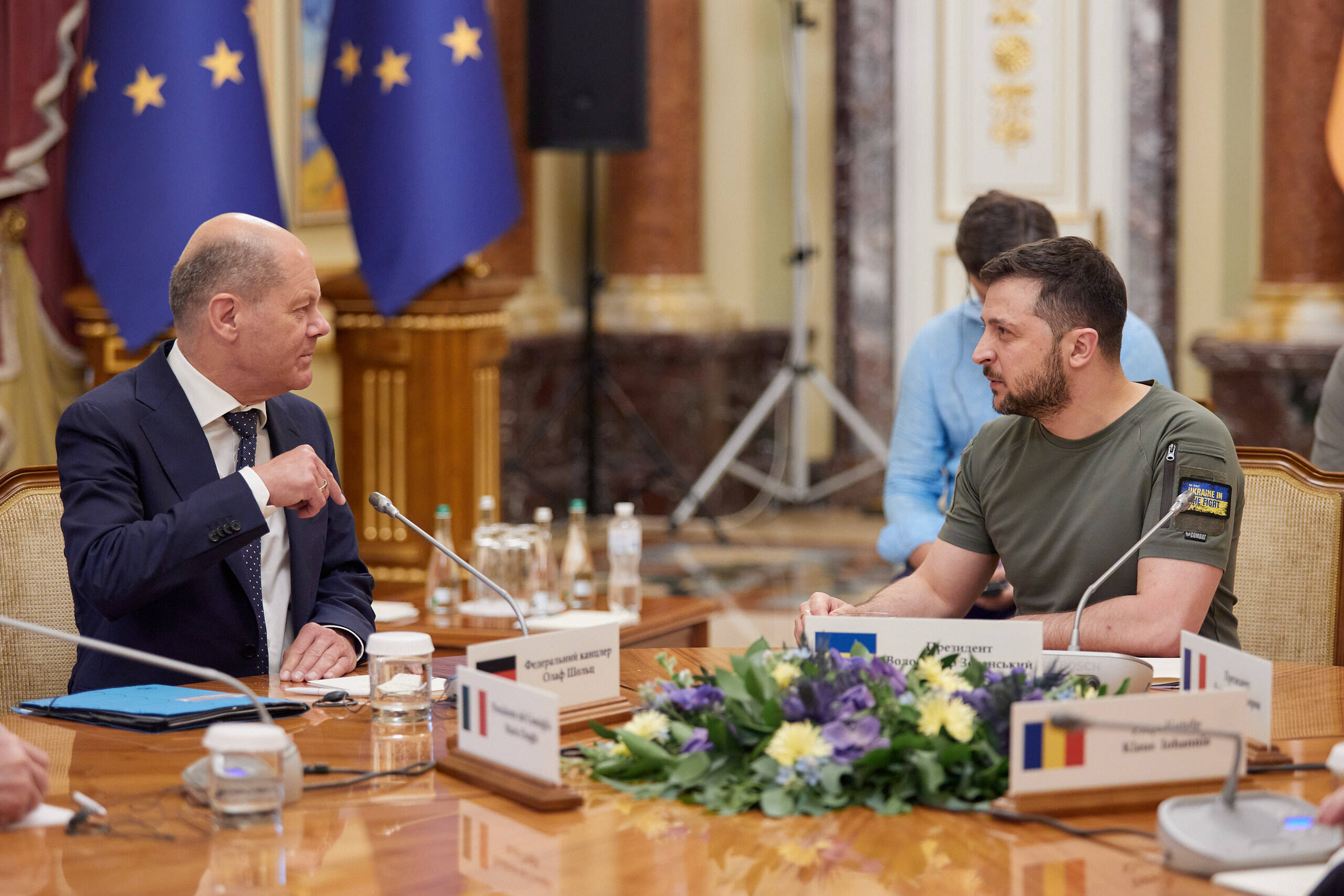 Bundeskanzler Olaf Scholz und Ukraine Präsident Wolodymyr Selenskyj in Kiew im Gespräch: Die Friedensforscher*innen loben den Kurs der Bundesregierung.